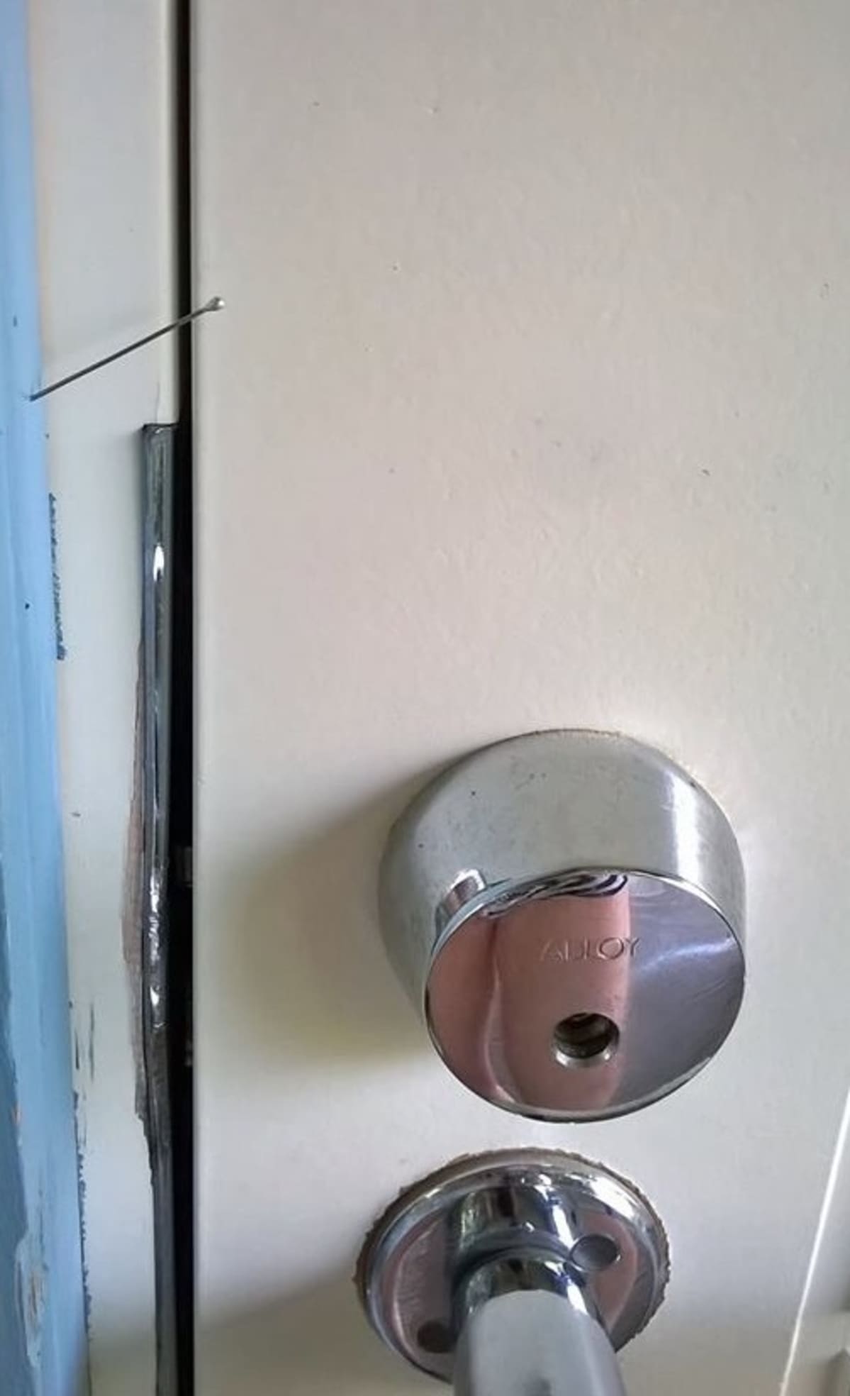 Nuppineula ovenpielessä toimii merkkinä asuntomurtoliigoille.