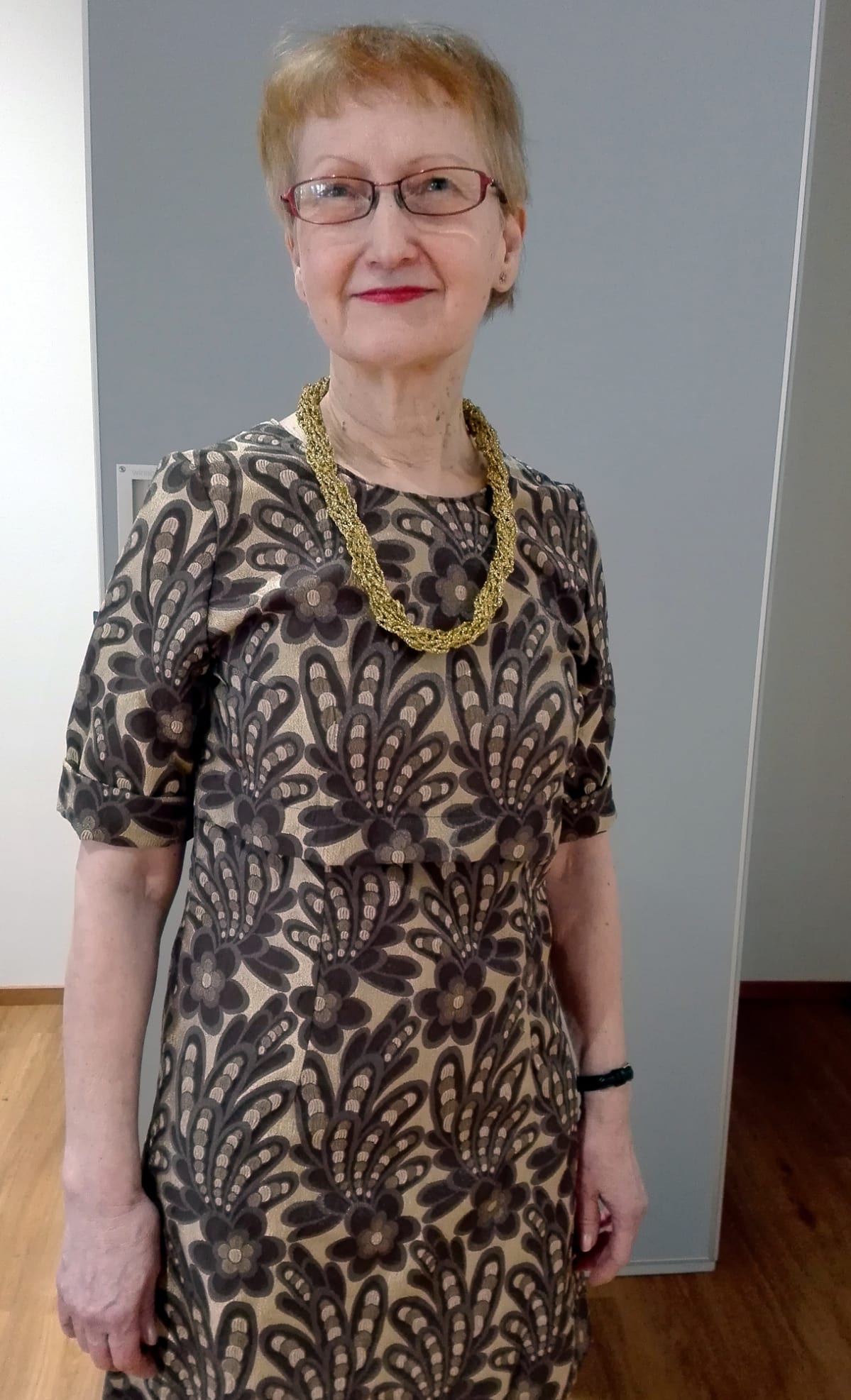Liisa Puhka itse tekemässään mekossa