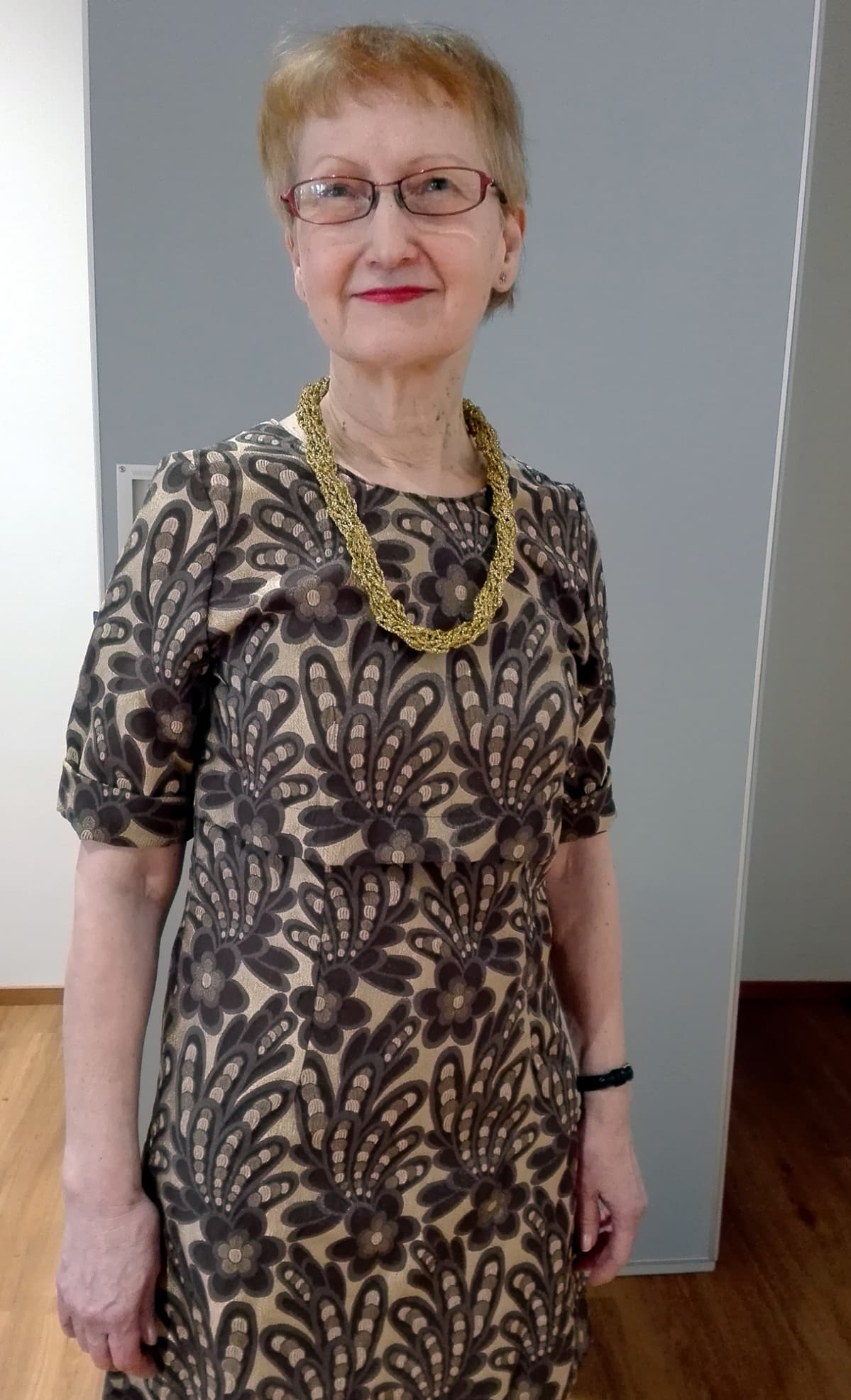 Liisa Puhka itse tekemässään mekossa