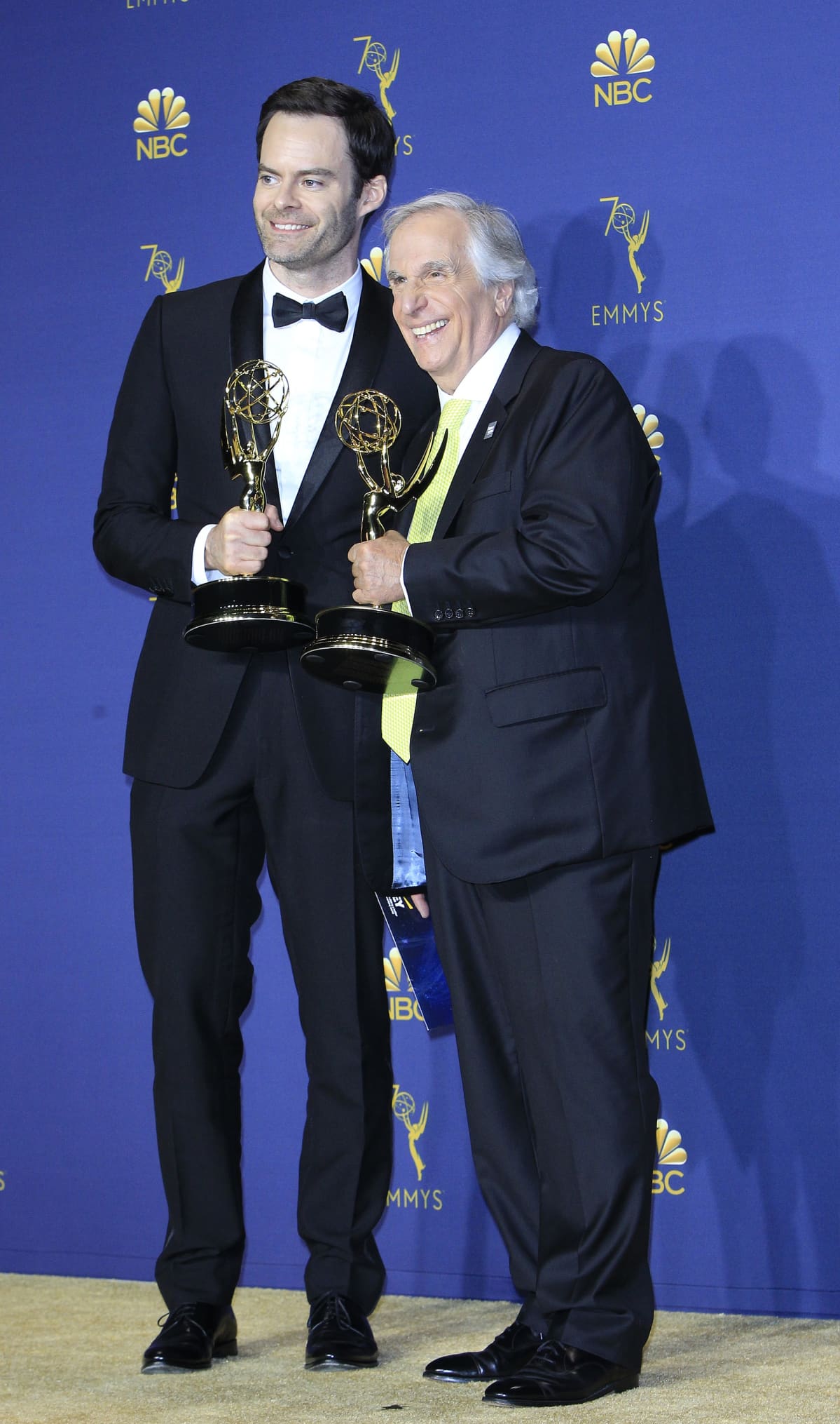 Näyttelijät Bill Hader ja Henry Winkler Emmy-pystit käsissään.