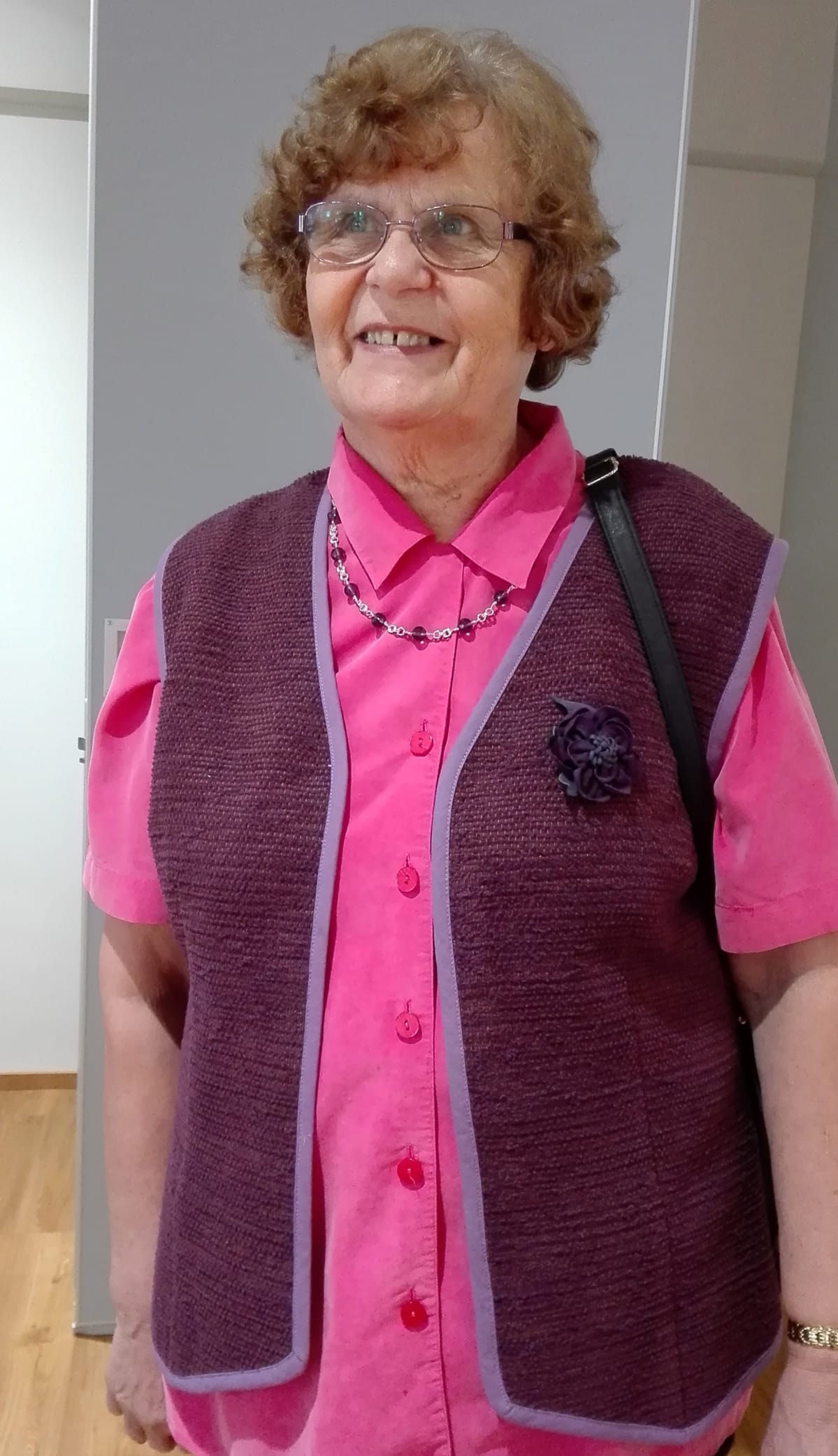 Raija Väinä itse tekemässään liivissä