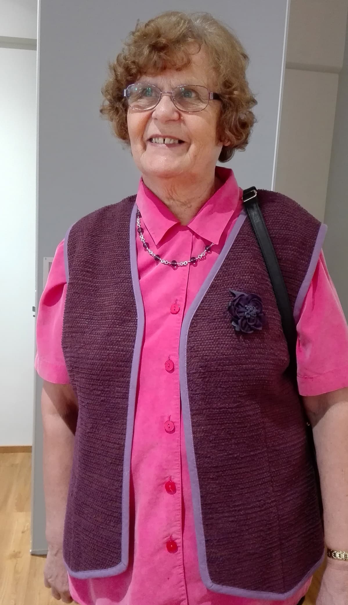 Raija Väinä itse tekemässään liivissä