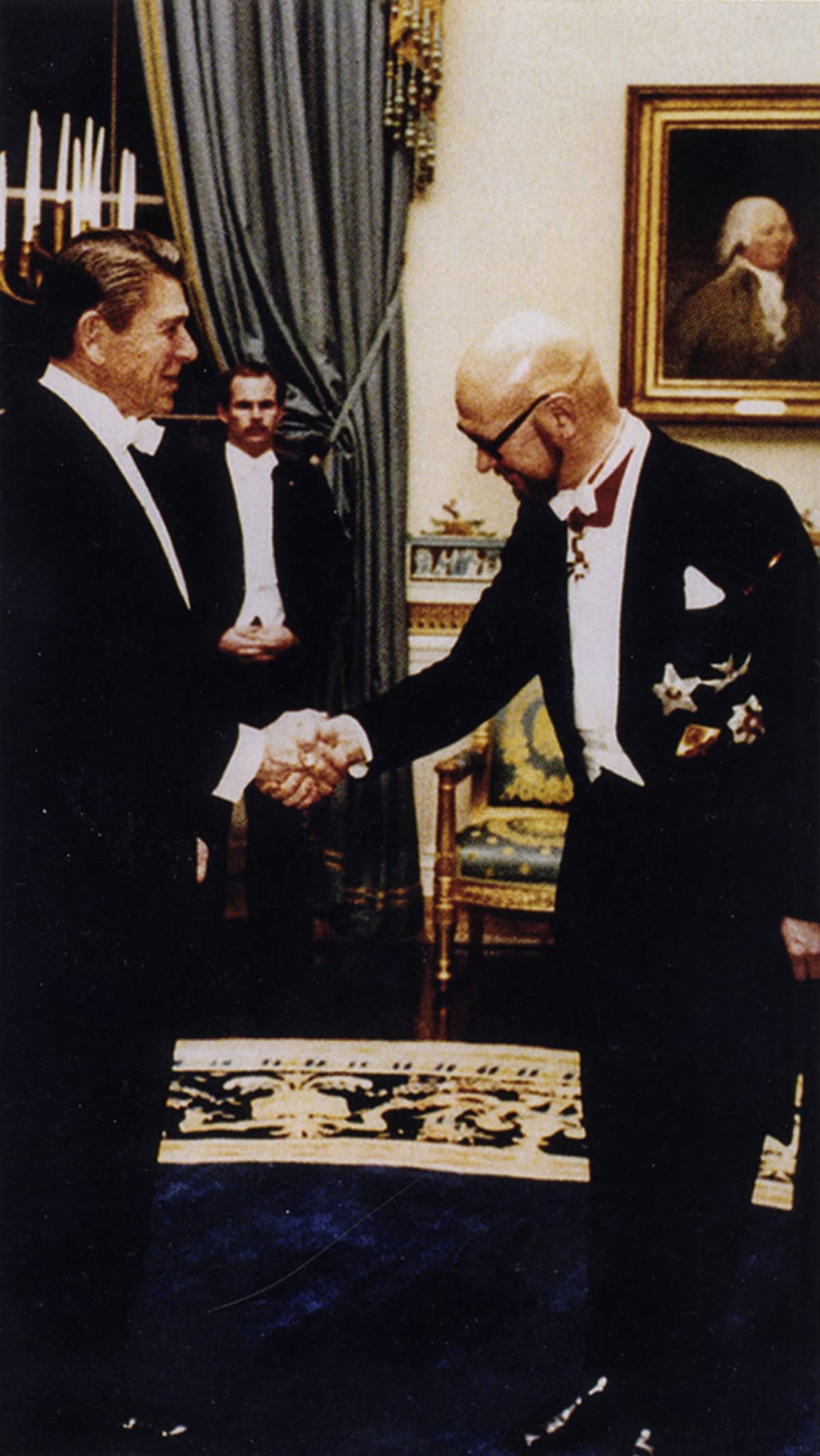 Valokuvassa Jaakko Iloniemi tapaa Yhdysvaltain presidentin Ronald Reaganin.