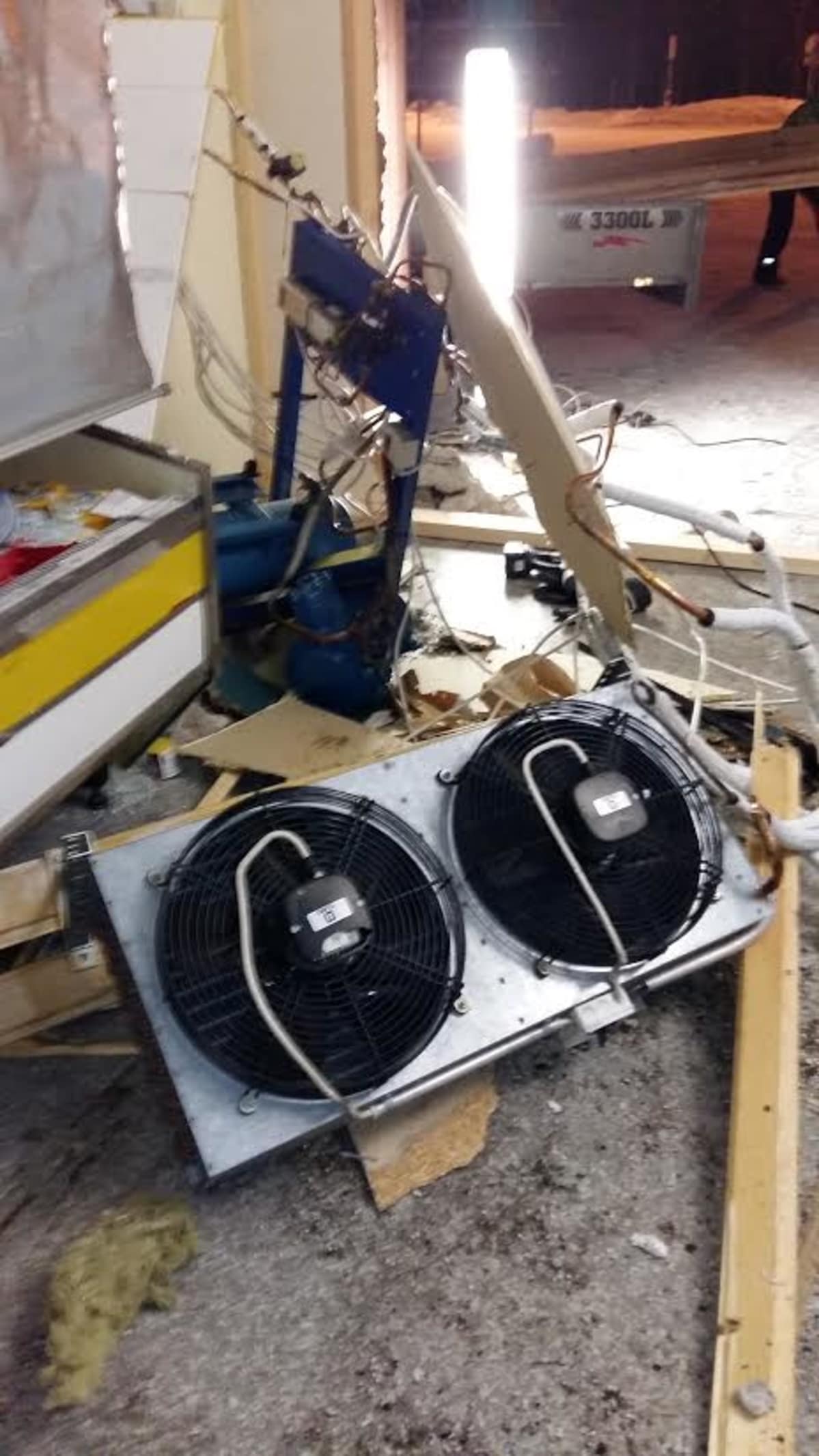 Henkilöauto syöksyi sisään kyläkauppaan Kemijärven Joutsijärvellä.