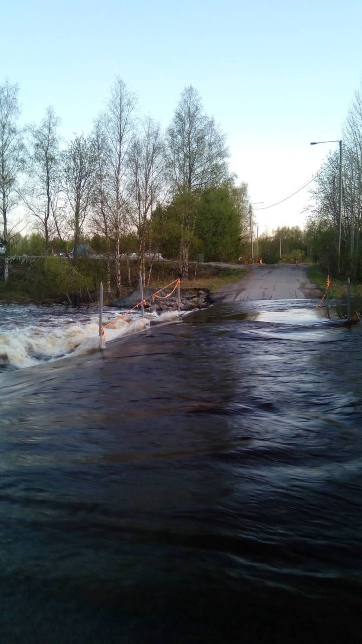 Tornion Särkinärässä vesi vallannut tien ja vajottanut tiepohjaa, toukokuussa 2020.