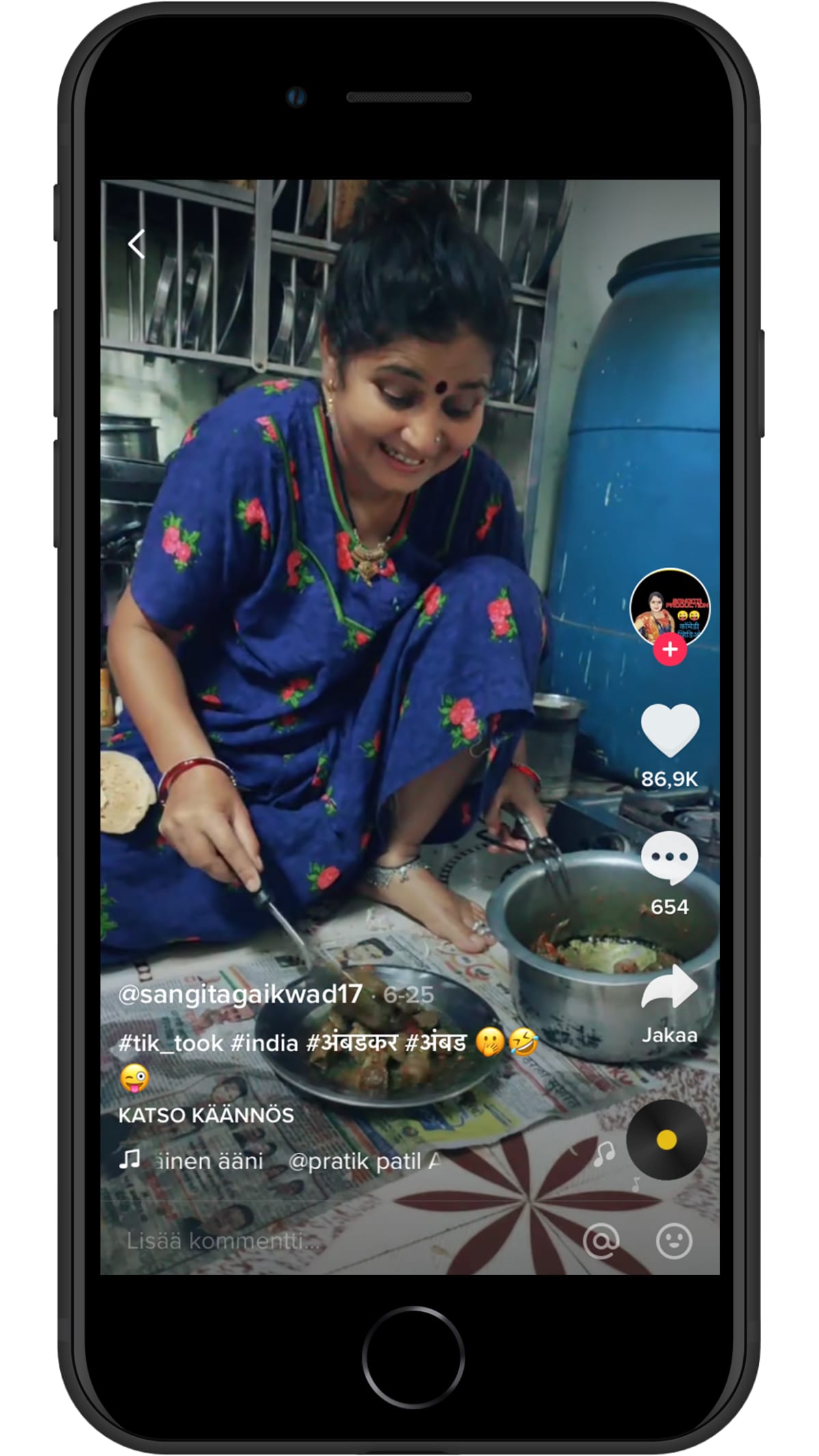 Kuvakaappaus @sangitagaikwad17-nimimerkin Tiktok-videosta älypuhelimen näytöllä.