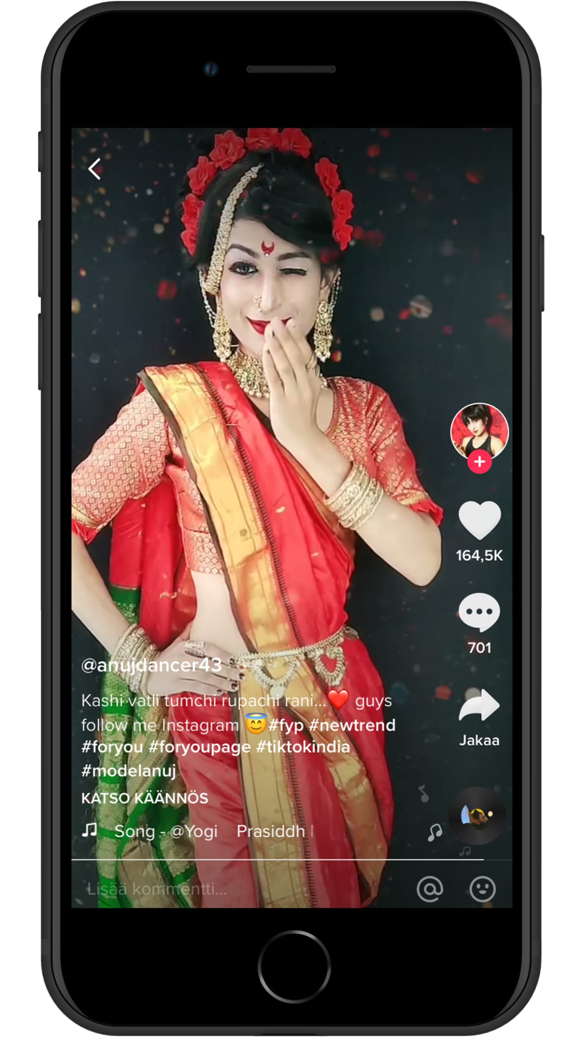 Kuvakaappaus @anujdancer43-nimimerkin Tiktok-videosta älypuhelimen näytöllä.