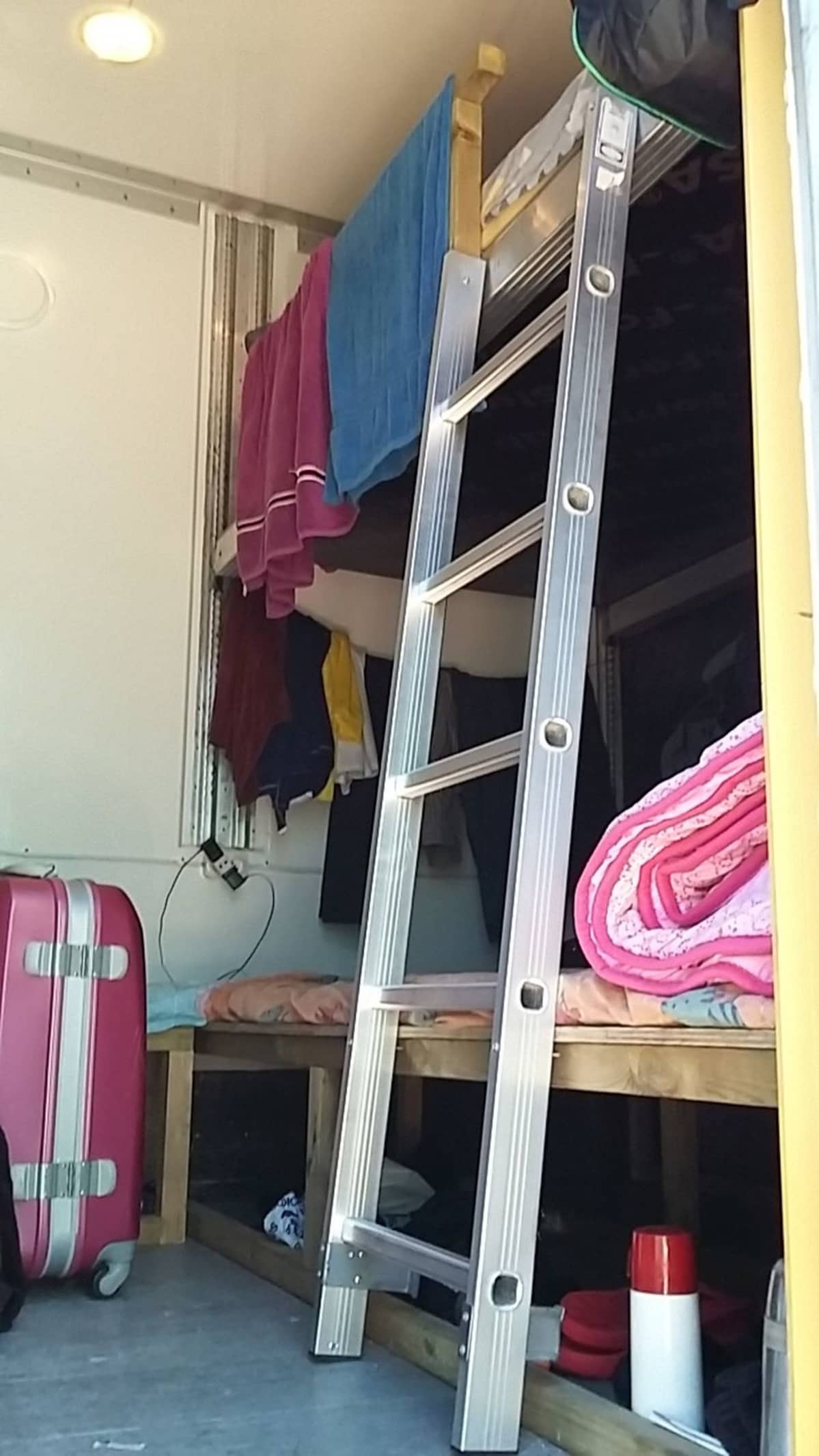Tikkaat johtavat yläsänkyyn.