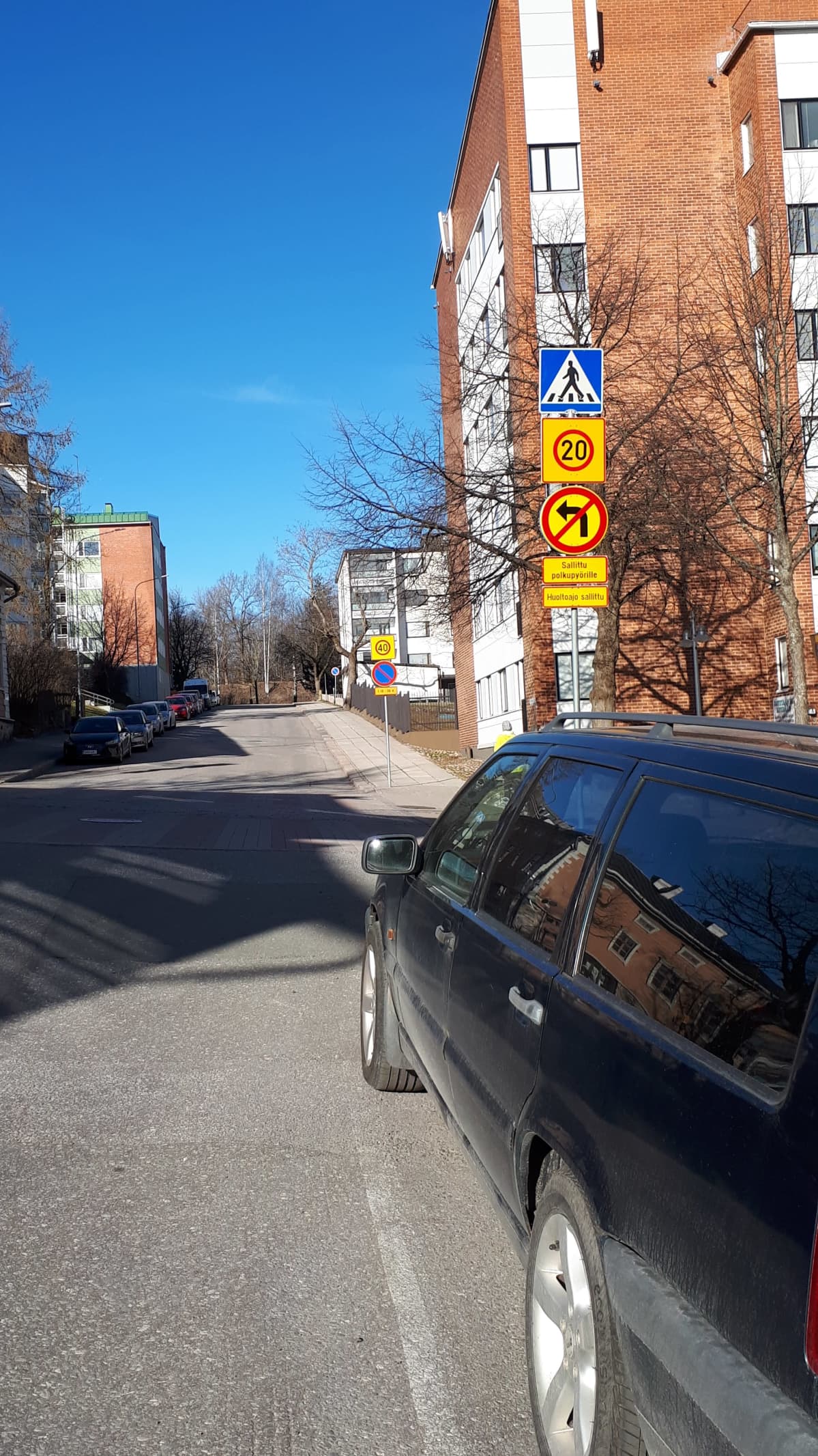 Auto pysäköitynä suojatien edessä olevaan parkkiruutuun