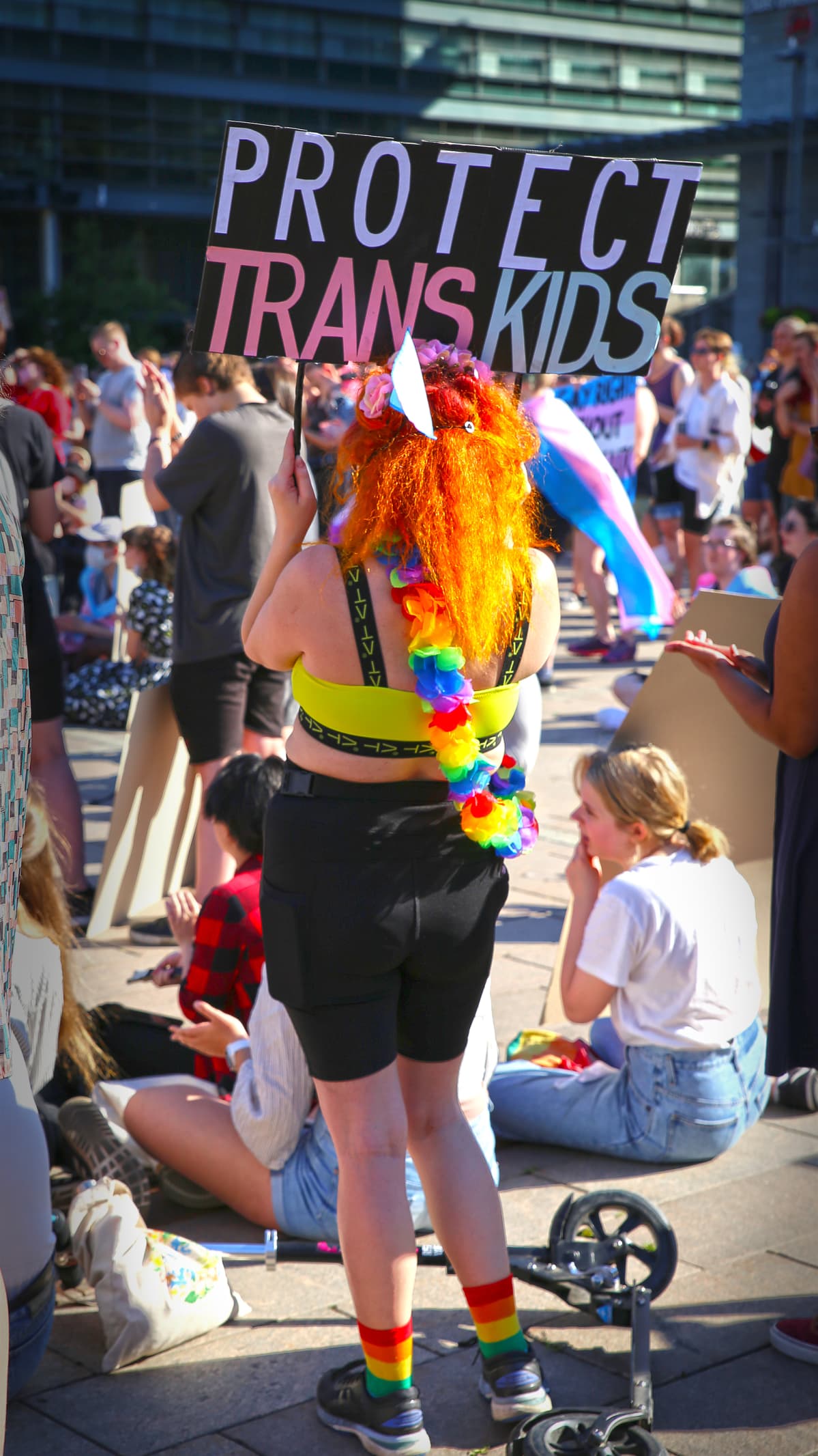 Mielenosoittajanainen kantaa protect transkids -kylttiä.