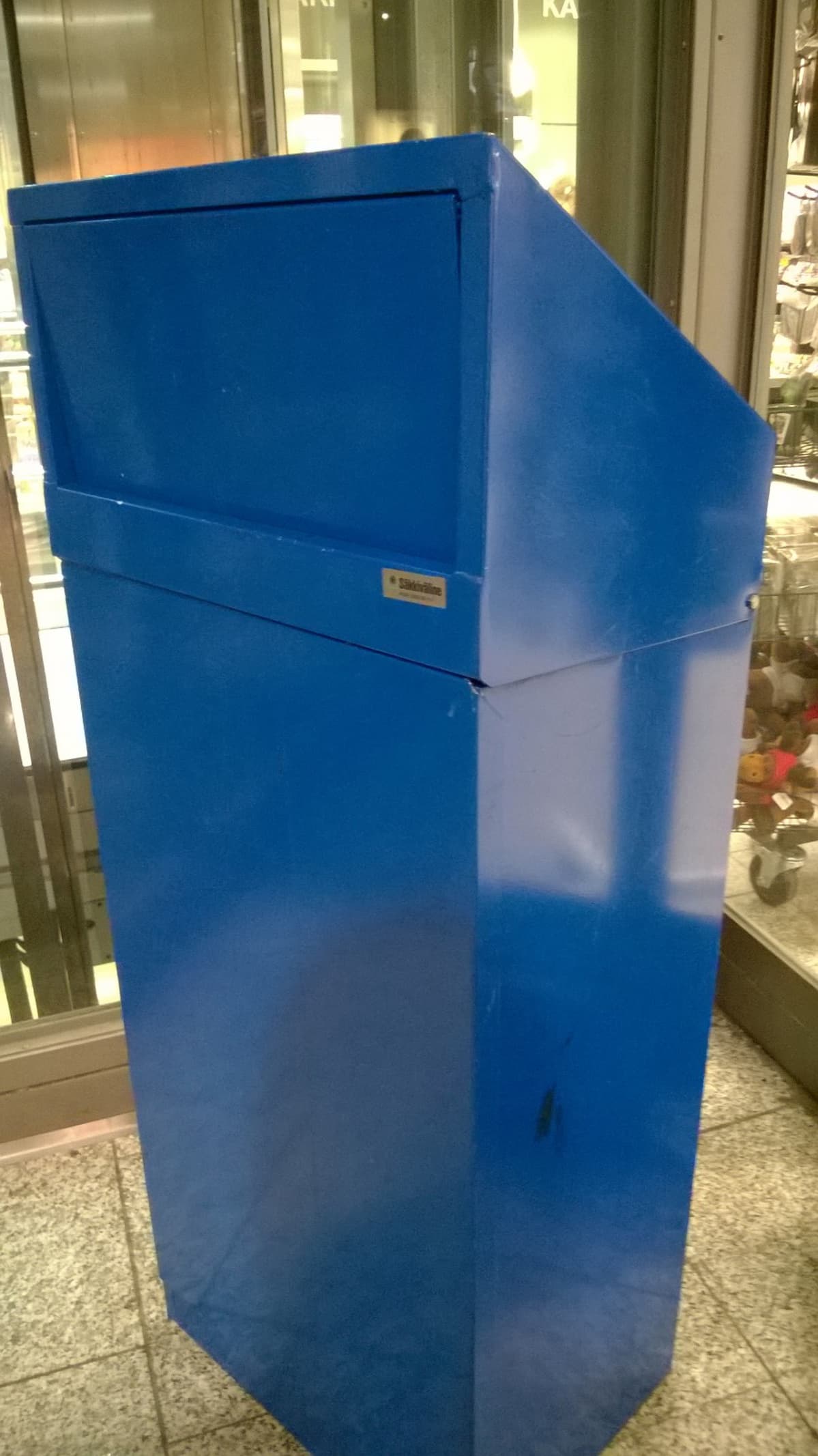 Läpällinen roskalaatikko löytyi sisältä ja se olisi Anne Viitalaakson hyvä malli myös ulkona.