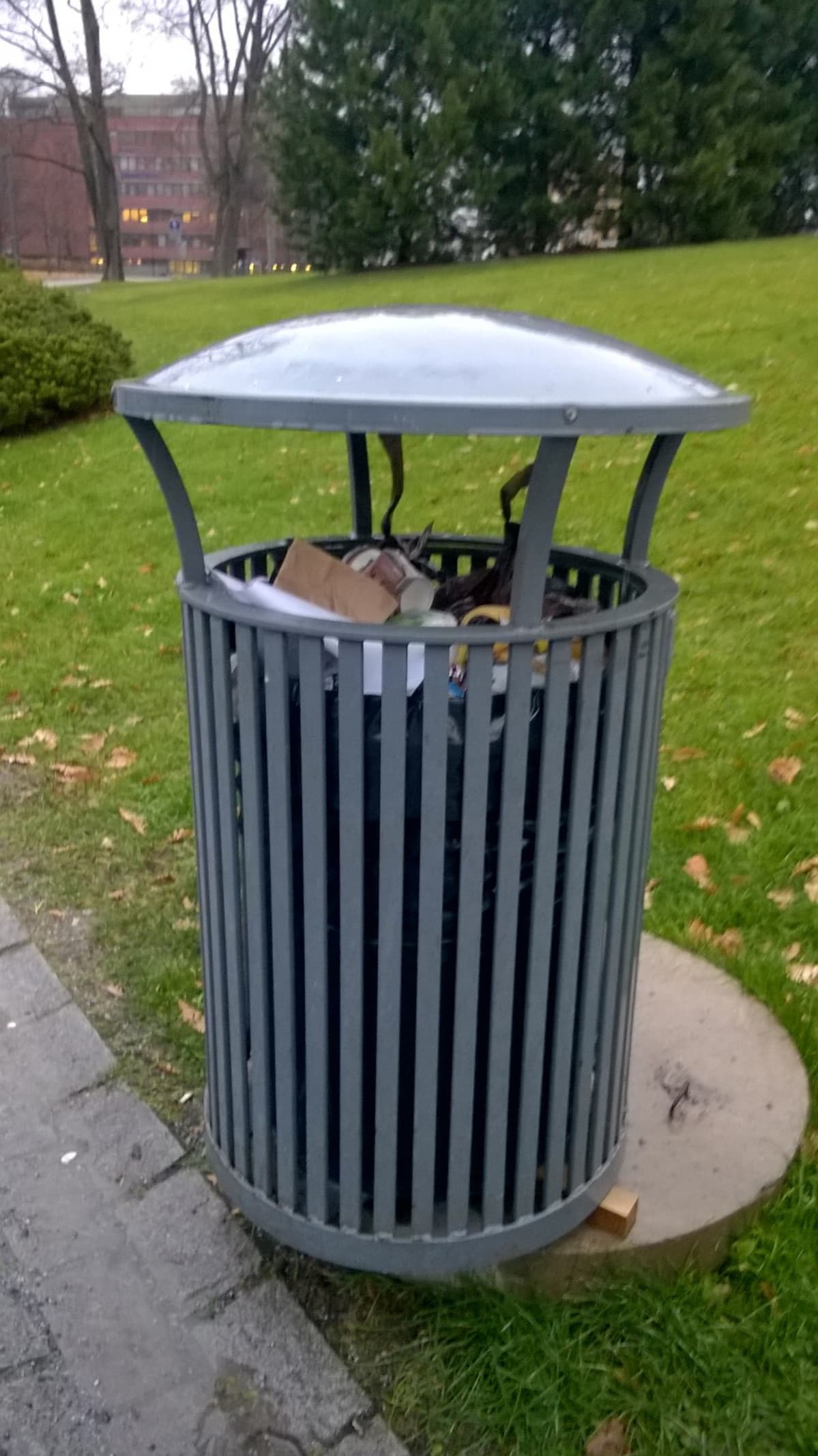 Jos tämä avoroskakori olisi yhtään täydempi, roskat valuisivat ulos.