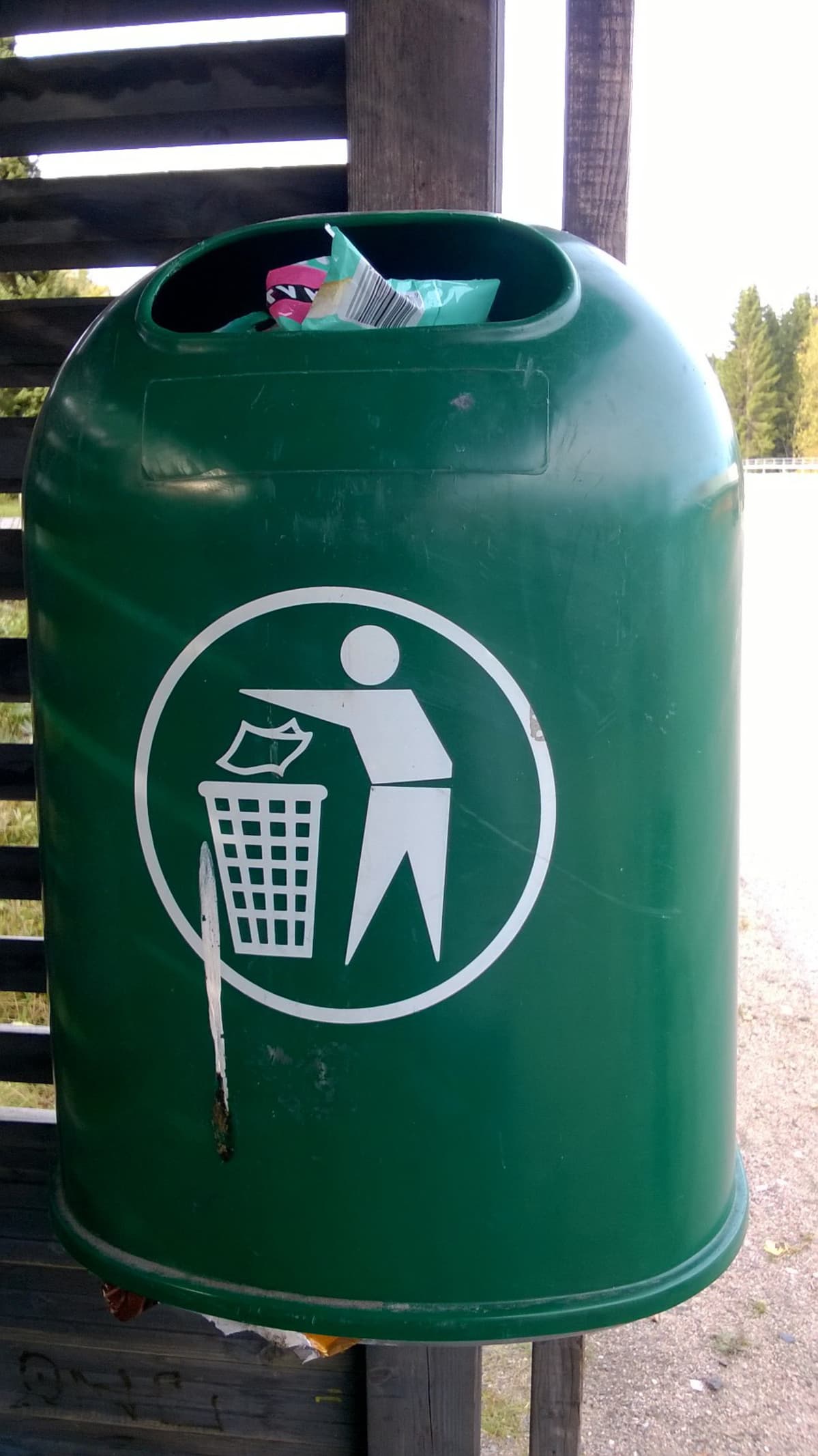 Katoksissa on usein avonaisia roskalaatikoita.