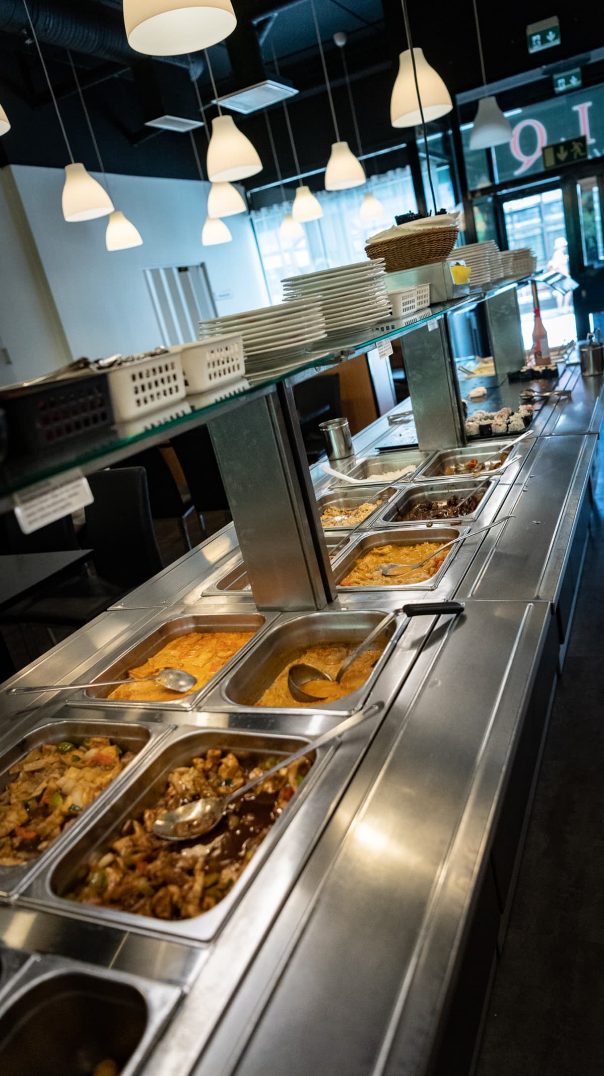 Thai-ruokaa buffet-linjastossa.