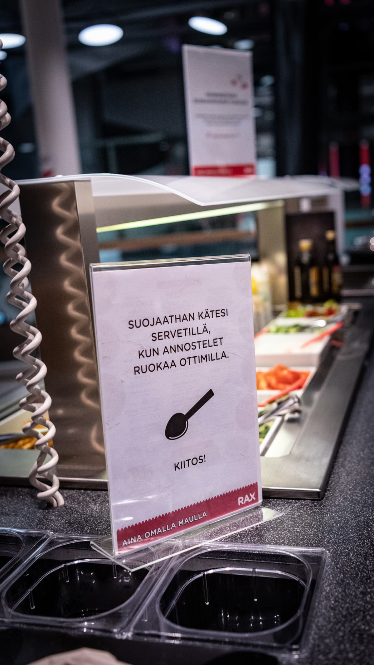 Kyltti kehottaa käyttämään lautasliinoja ottimien suojana