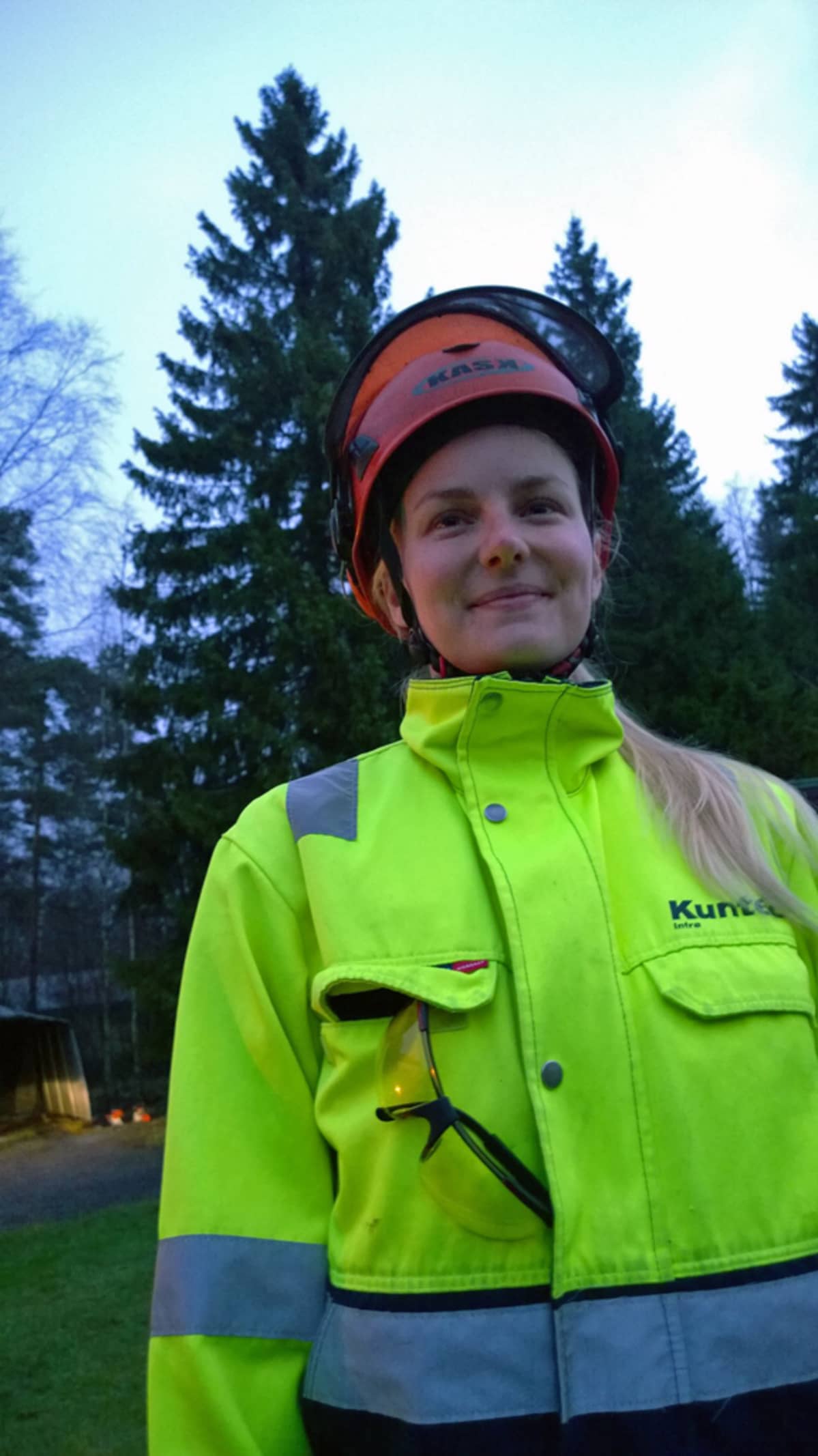 Turun Tuomiokirkon joulukuusen kaatoi tänä vuonna arboristiopiskelija Ella Aaltonen.