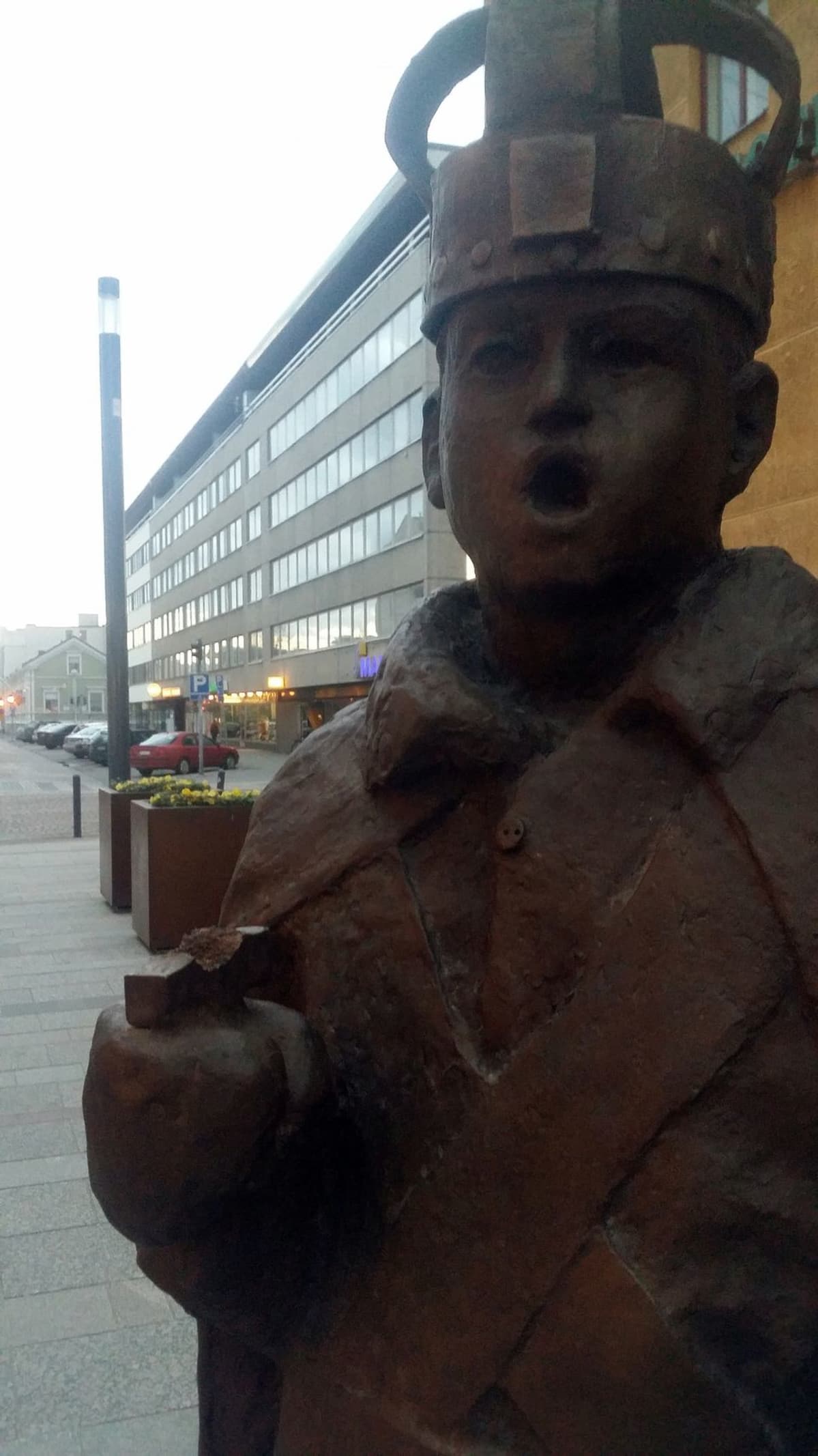 Tiernapojat-patsaasta katkaistiin miekka keväällä.