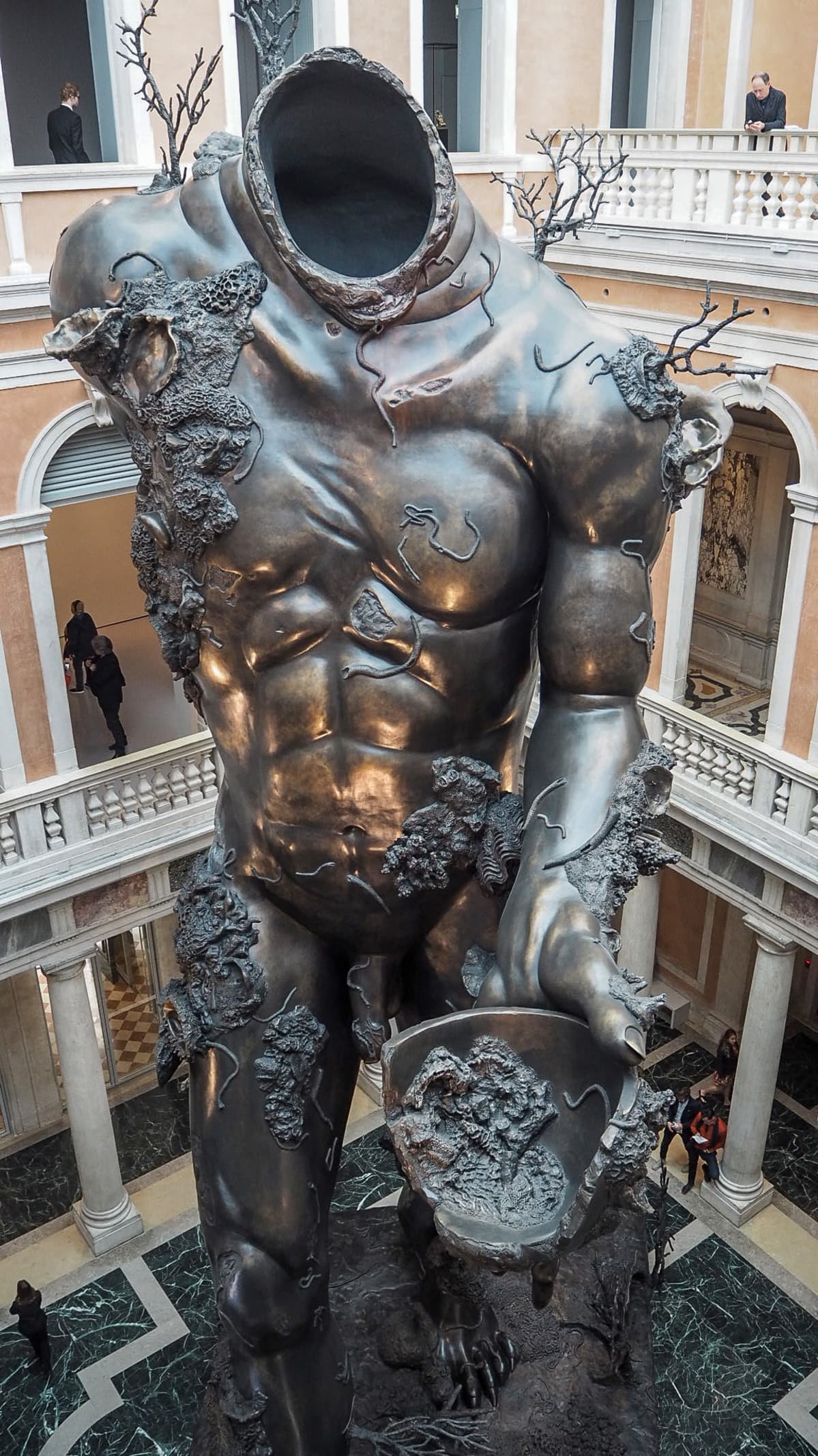 Damien Hirst Venetsia biennale.
