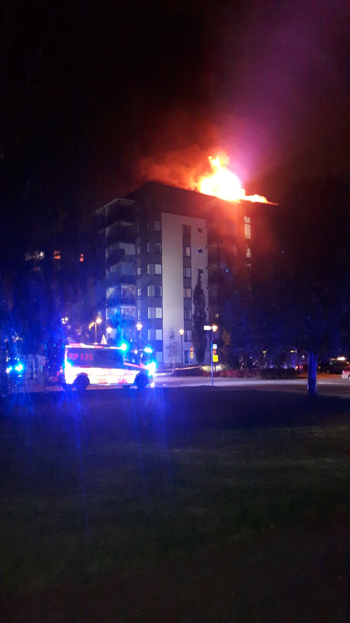 Kerrostalon tulipalosta tuli ilmoitus hätäkeskukseen hieman kello kolmen jälkeen aamuyöllä.