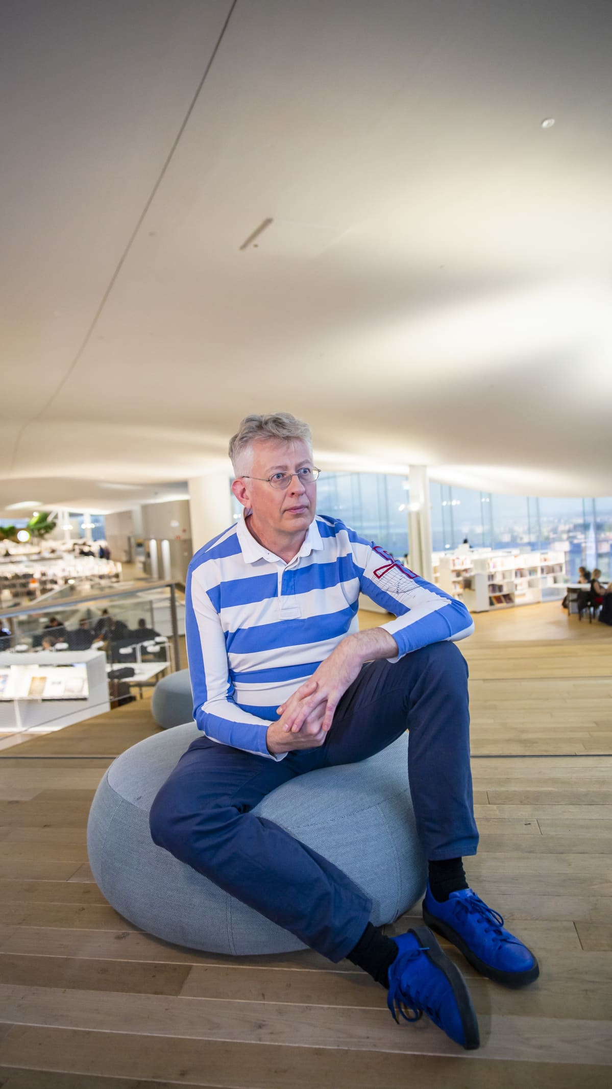 Pekka Pouta istuu Helsingin keskustakirjasto Oodissa