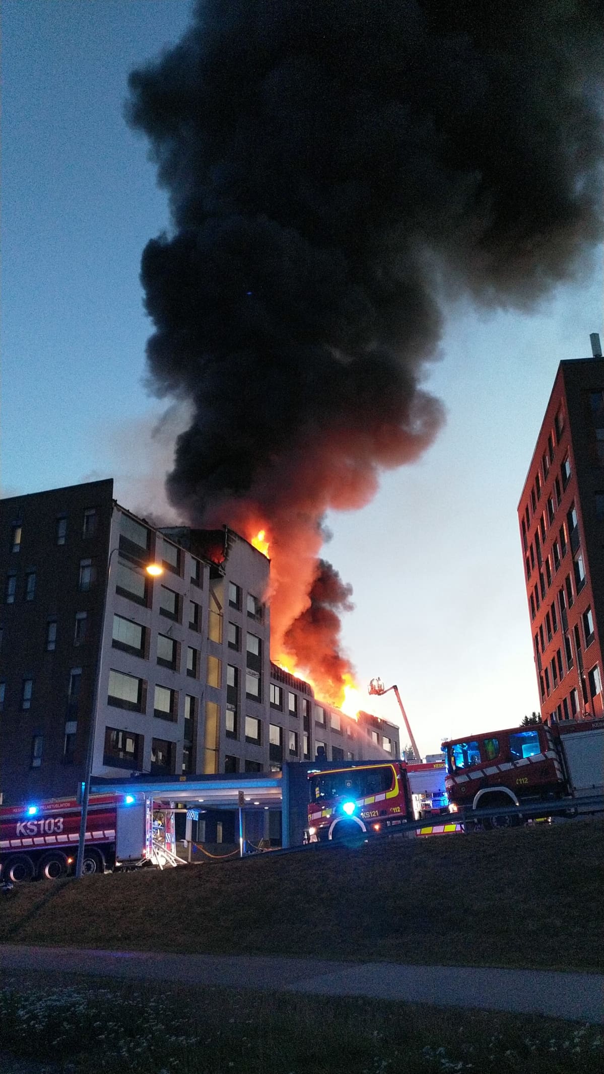 Jyväskylän Palokkaassa palaa kerrostalo.