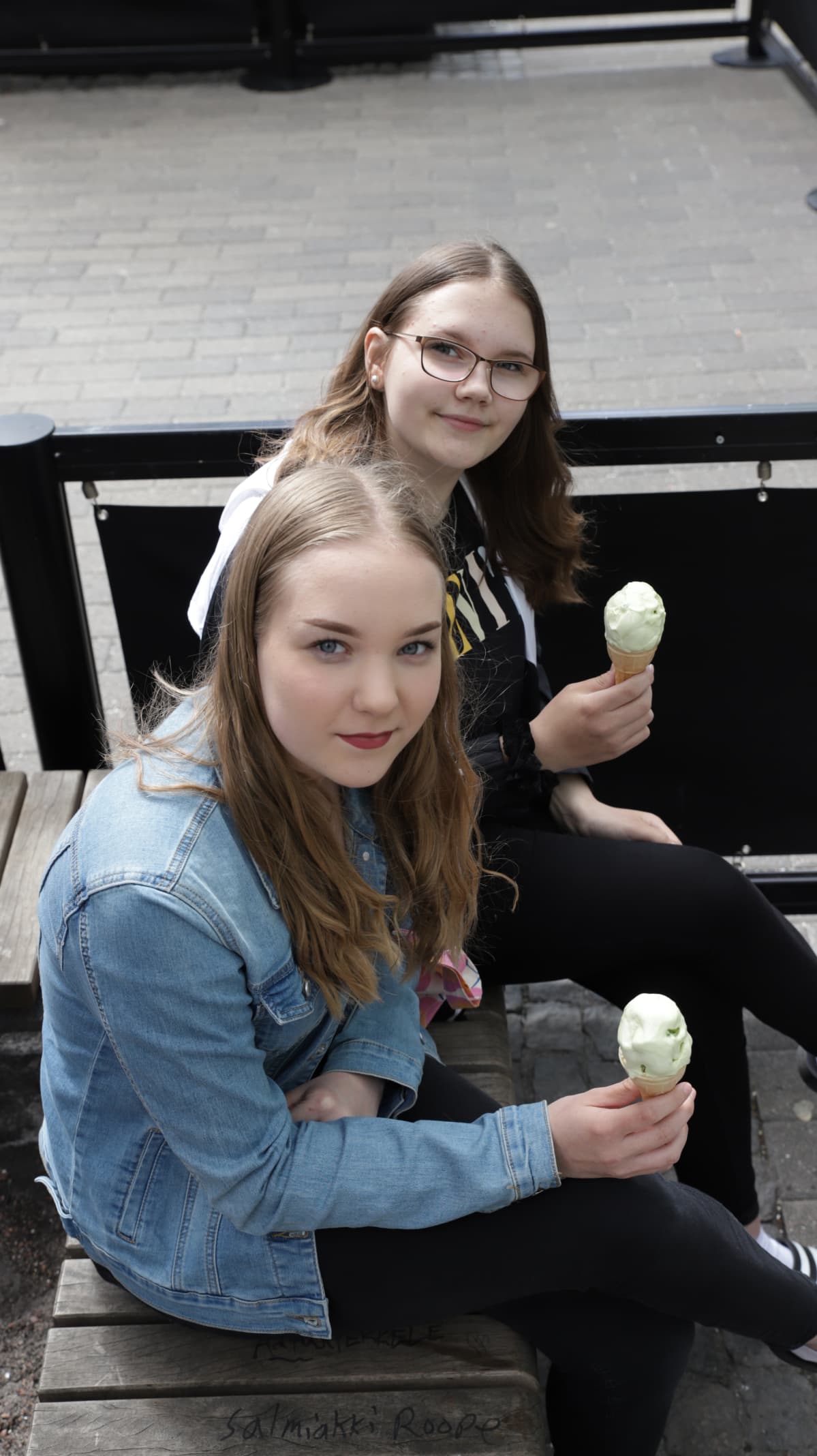Kaverukset Jenna Malinen, 15, ja Emma Viinikainen, 14, ovat myös viettämässä aikaa Jyväskylän keskustassa.