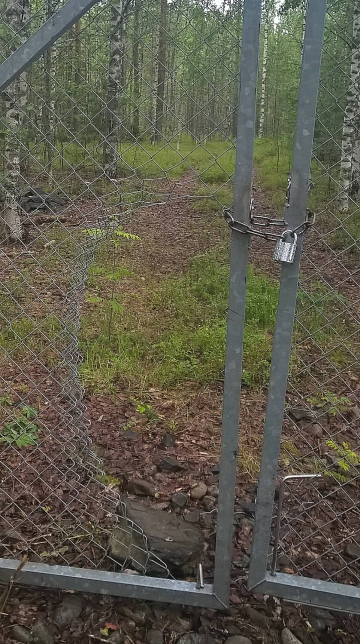 Kuurnan voimalaitoksen aitaan tehty reikä.