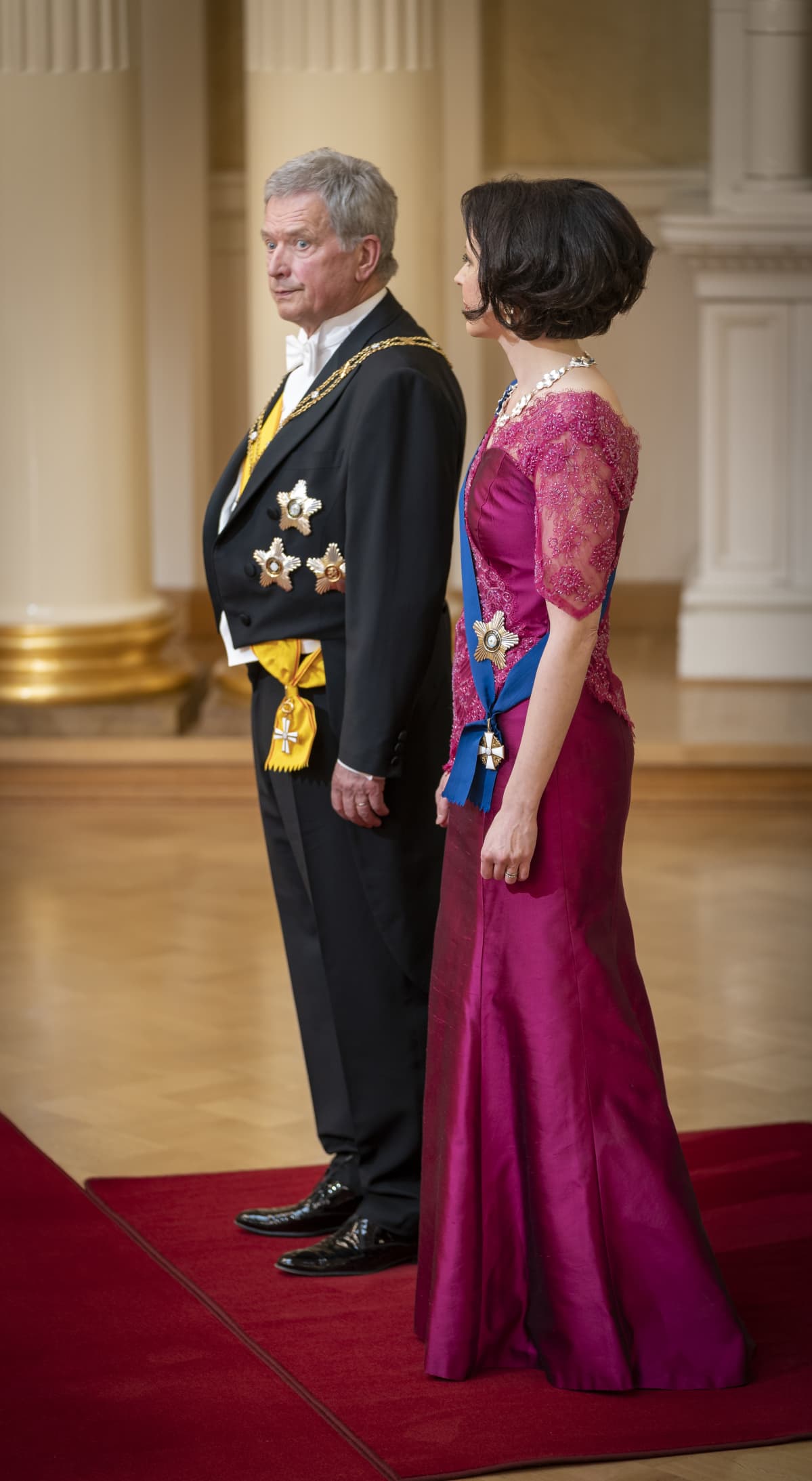 Sauli Niinistö ja Jenni Haukio valmiina kättelemään linnan juhlisssa.
