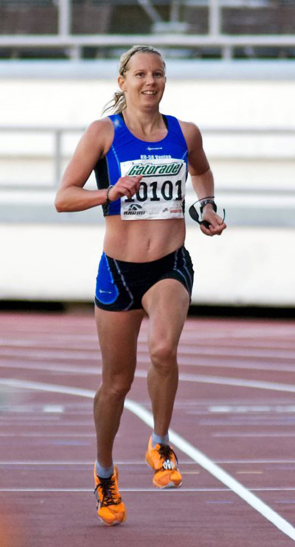 Sanna Kullberg juoksemassa Helsinki City Maratonia vuonna 2011.