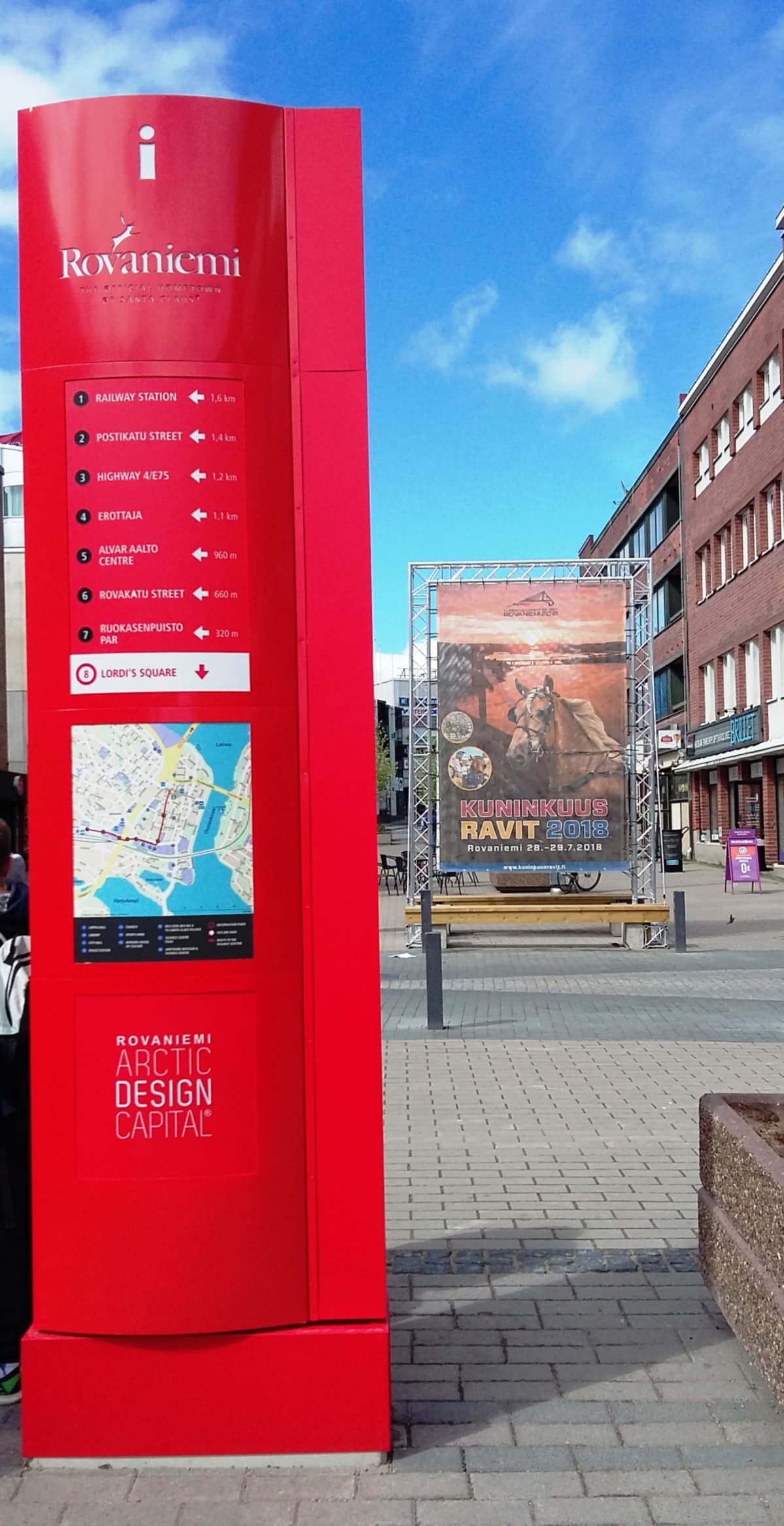 Matkailijoiden opastustaulu ja Kuninkuusravien mainos