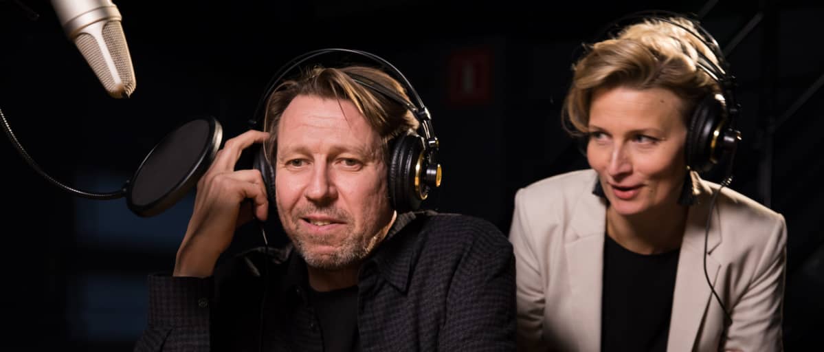 Martti Suosalo näyttelee kanavan perustajaa, Jamia. Vera Kiiskinen on Marika, joka on tullut laittamaan radion tuloskuntoon.