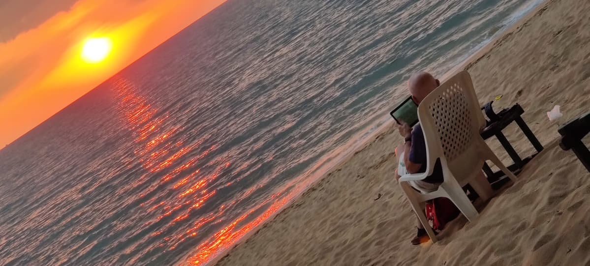 Auringonlasku thaimaalaisella hiekkarannalla