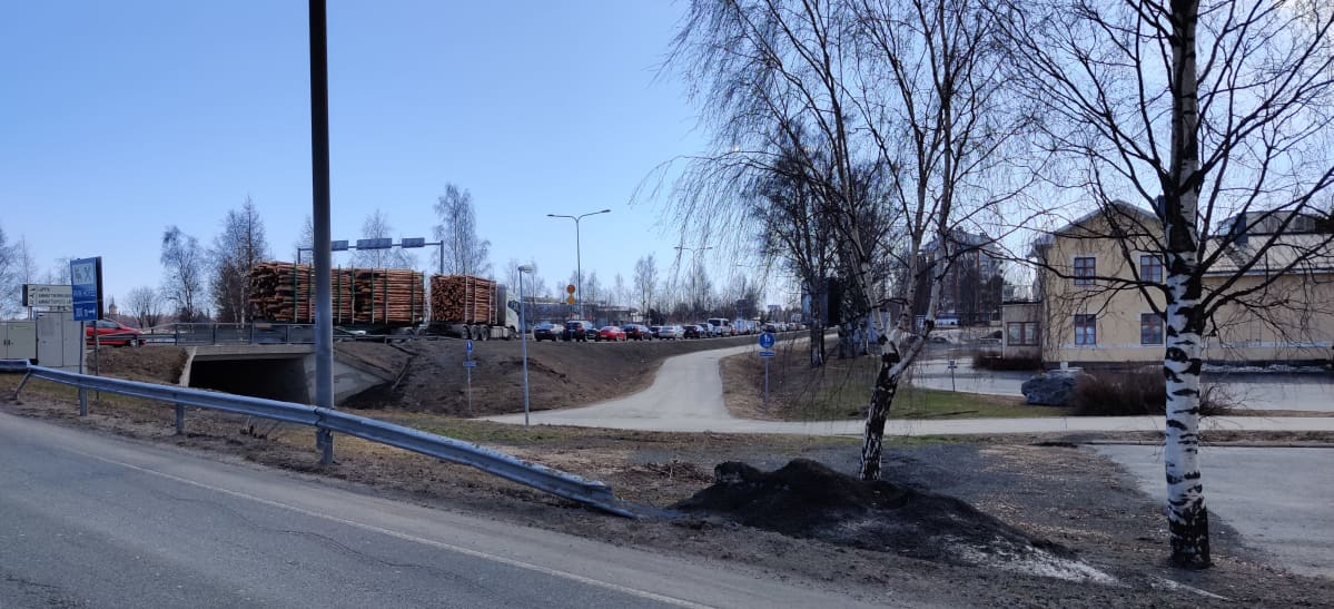 Jono autoja odottaa rajatarkastukseen pääsemistä Torniossa