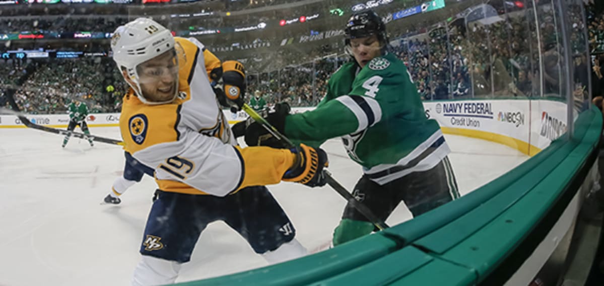Miro Heiskanen kamppailee kiekosta kulmassa