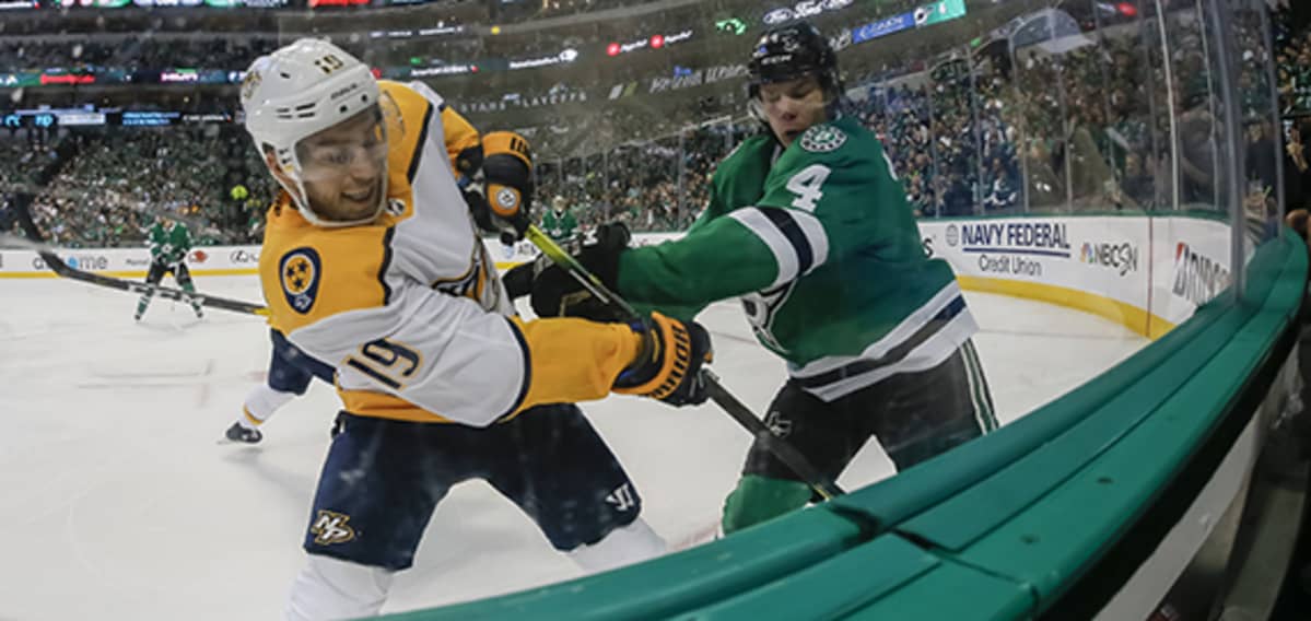 Miro Heiskanen kamppailee kiekosta kulmassa