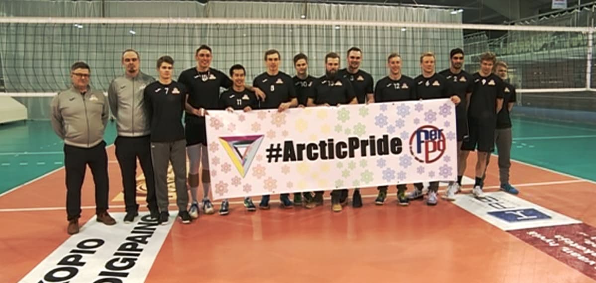 PerPon lentojoukkue kantaa Arctic Pride -lakanaa
