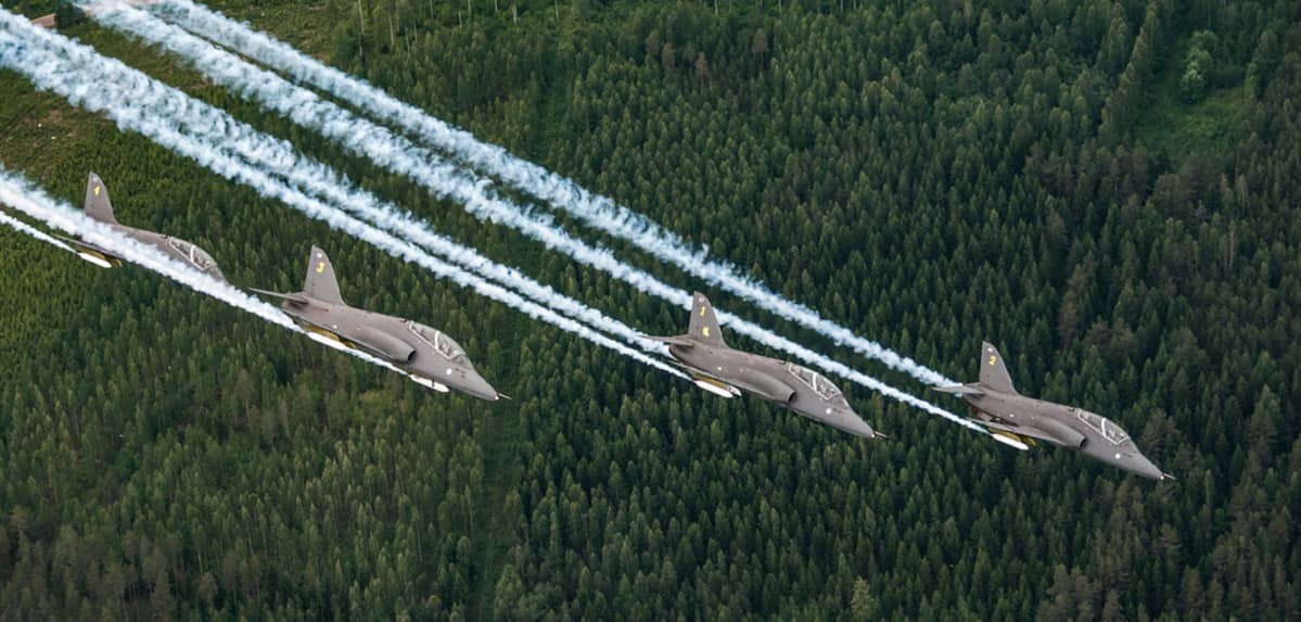 Suomen ilmavoimien nykyinen esiintyvä taitolentoryhmä Midnight Hawks