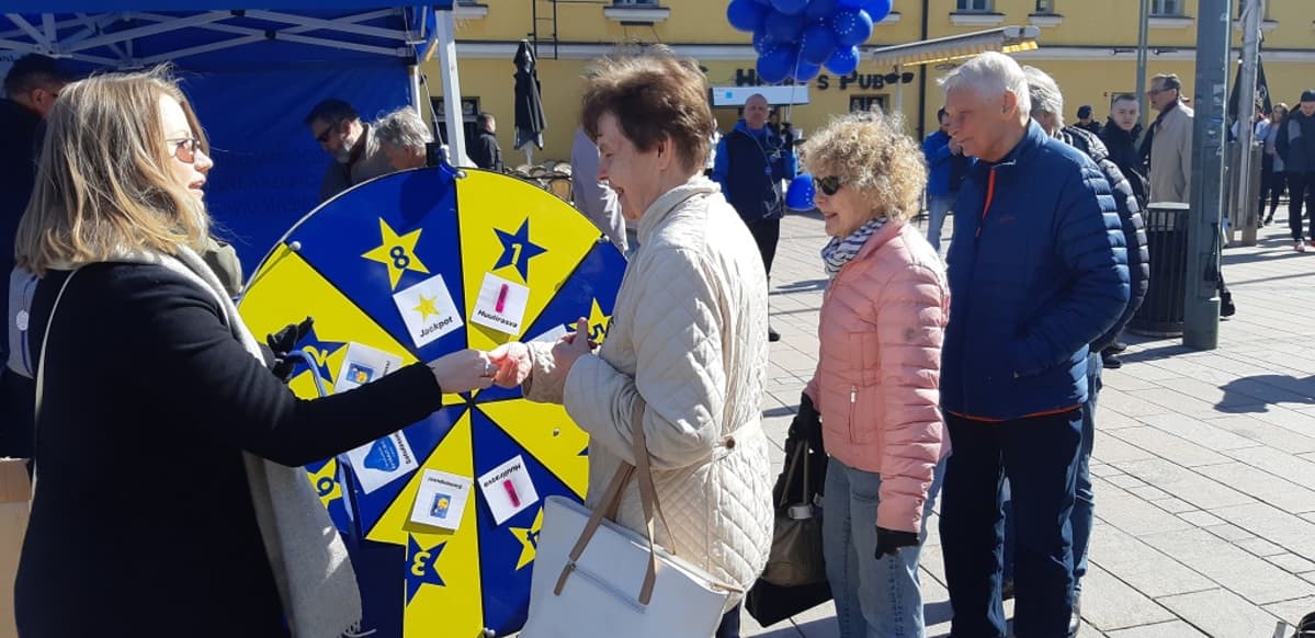 Kuvassa onnenpyörä Helsingin Narinkkatorilla