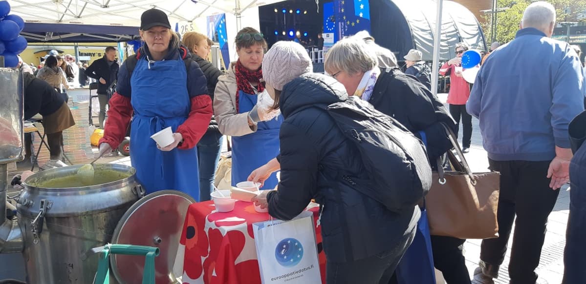 Ihmisiä jonottamassa hernerokkokojulle Helsingin Narinkkatorilla.