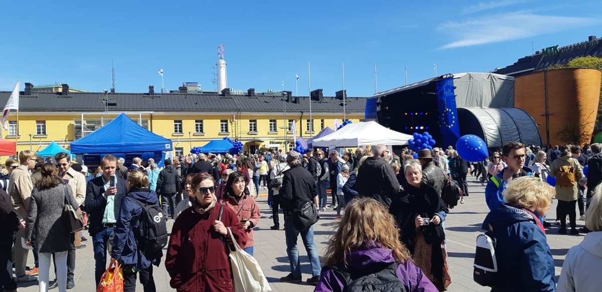 Kuvassa ihmisiä Helsingin Narinkkatorin EU-päivän tapahtumassa.