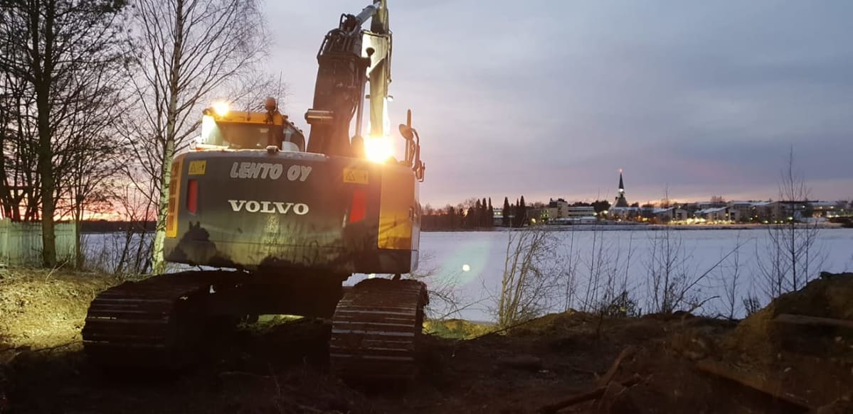 Jätevesivuotoa korjataan Rovaniemen Katajarannalla.