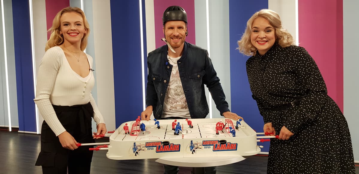Emmi Peltonen piti hauskaa pöytäjääkiekon parissa.