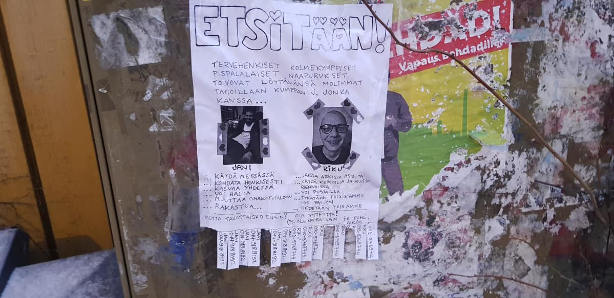 Sähkökaappiin liimattu seuranhakuilmoitus.