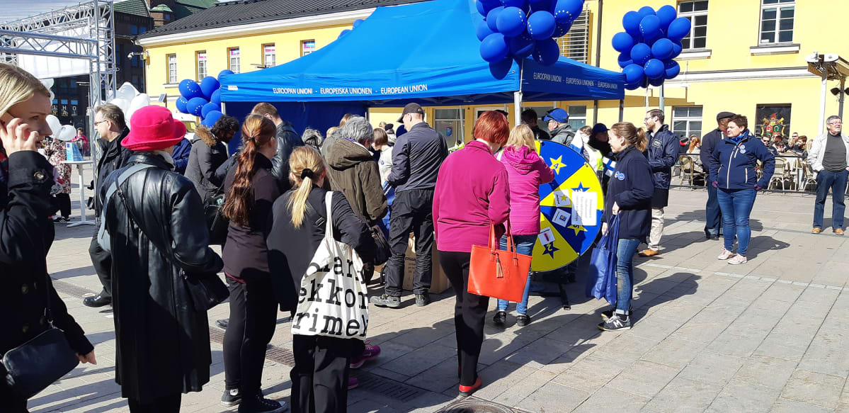 Ihmisiä Narinkkatorilla