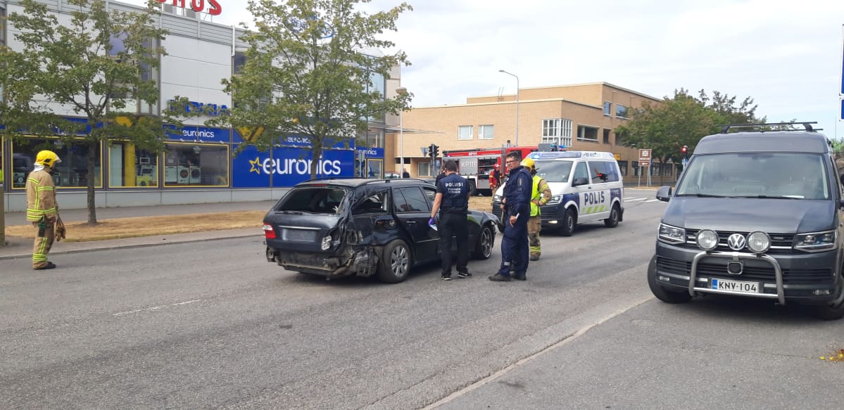 Poliisi tutkii kolariautoa