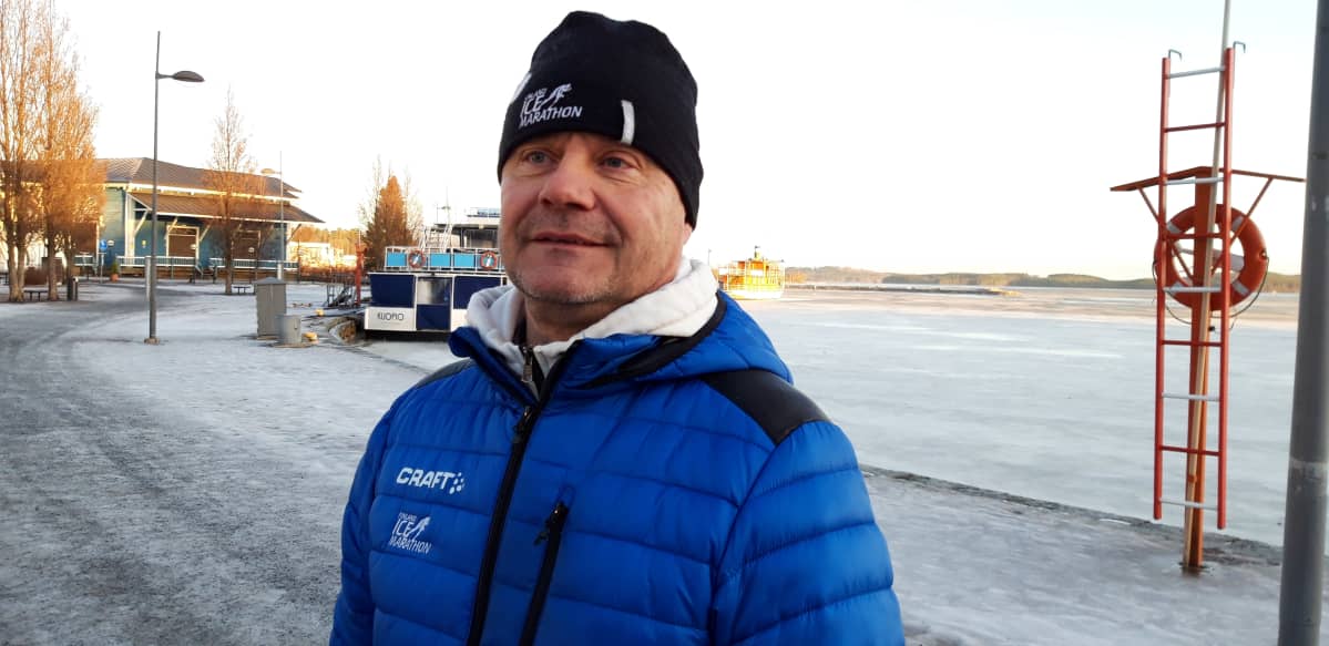 Kai Aho seisoo Kuopion satamassa ja kertoo jäätilanteesta.