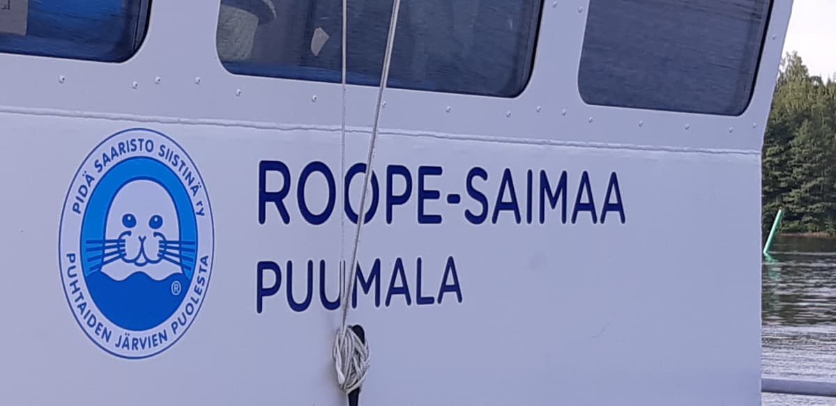 Roope-Saimaa aluksen kyltti aluksen kyljessä.