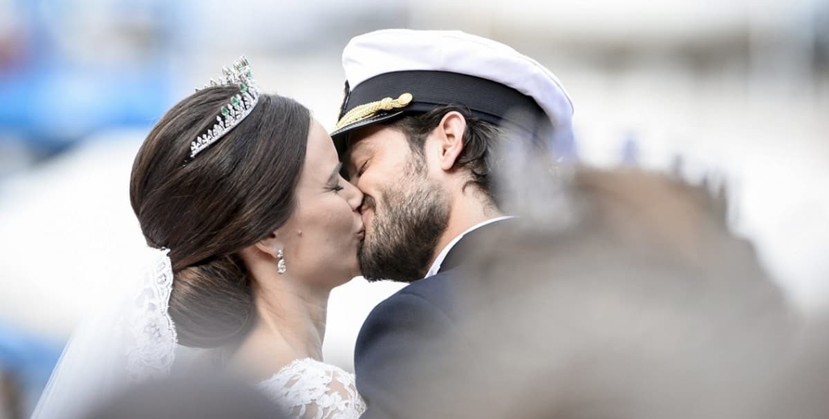 Carl Philip ja Sofia Hellqvist suutelevat.