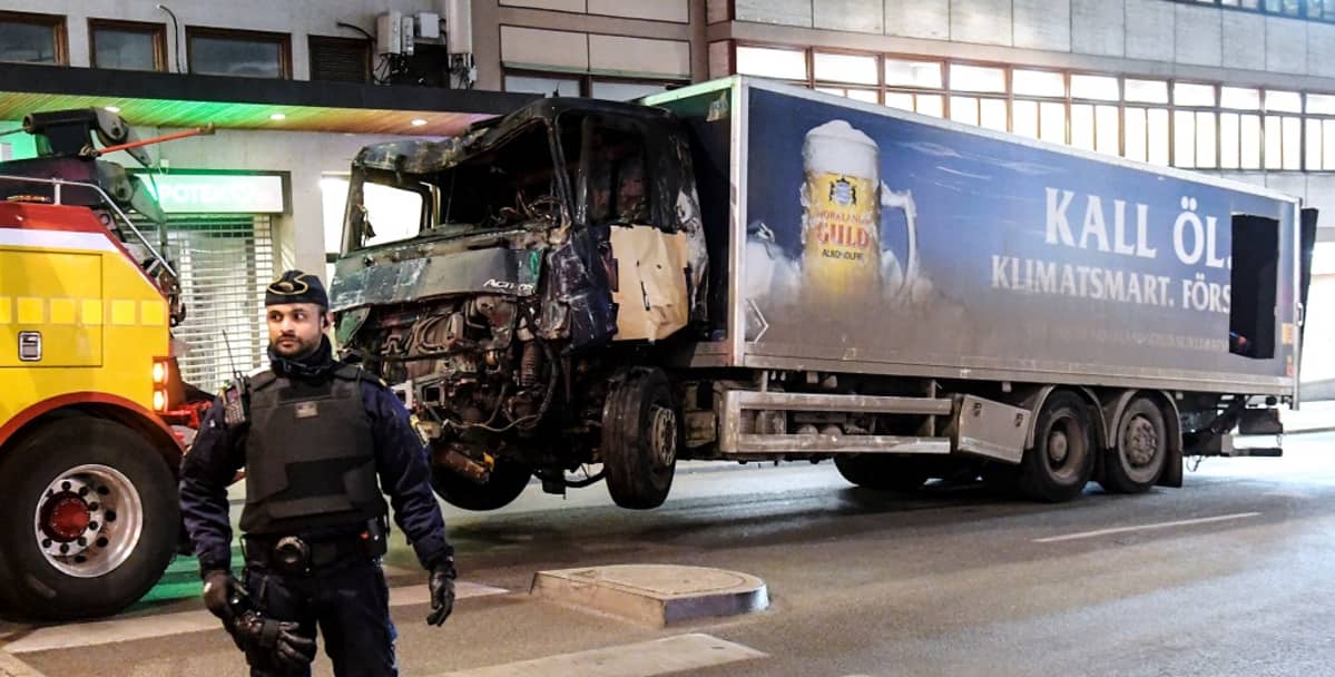 Tukholman iskussa käytetty rekka poliisin valvonnan alla.