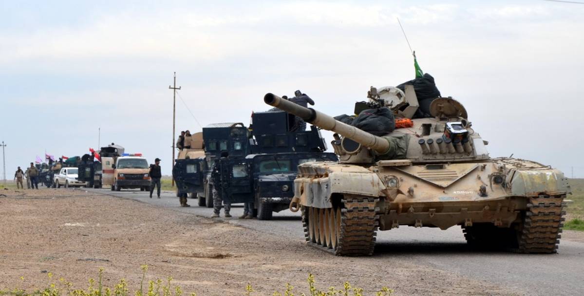 Irakin armeijan panssarivaunuja.